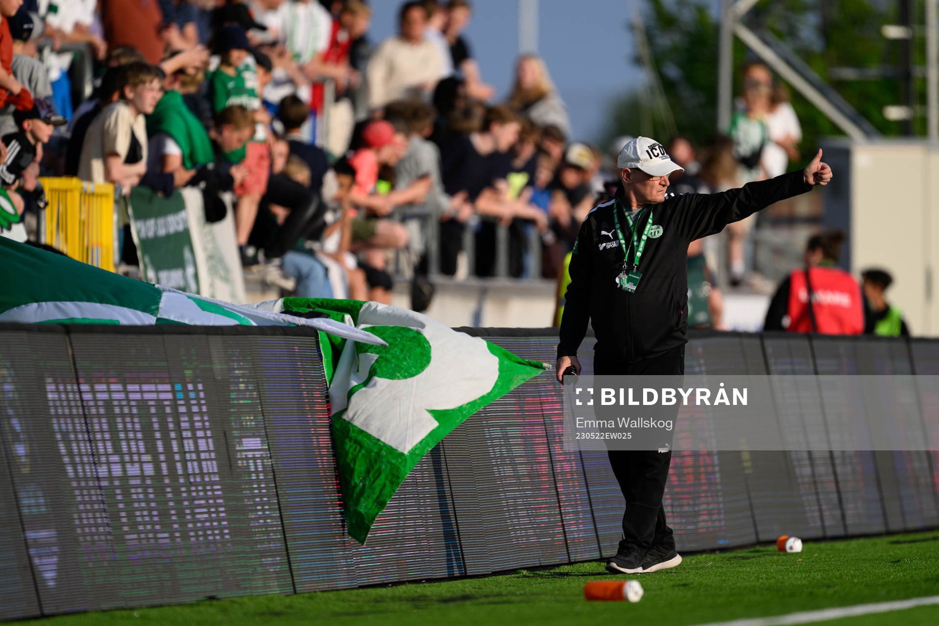 Funktionär gör tummen upp