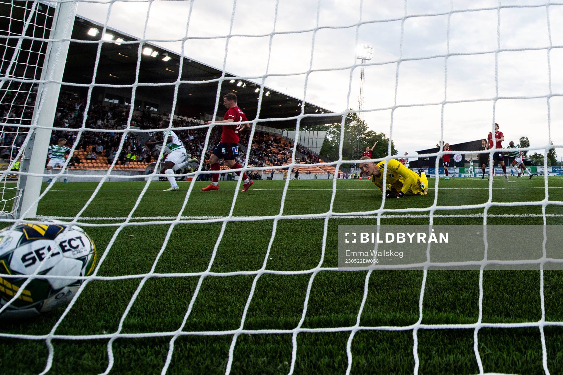 Västerås SKs Jaheem Burke och Östers målvakt Carl