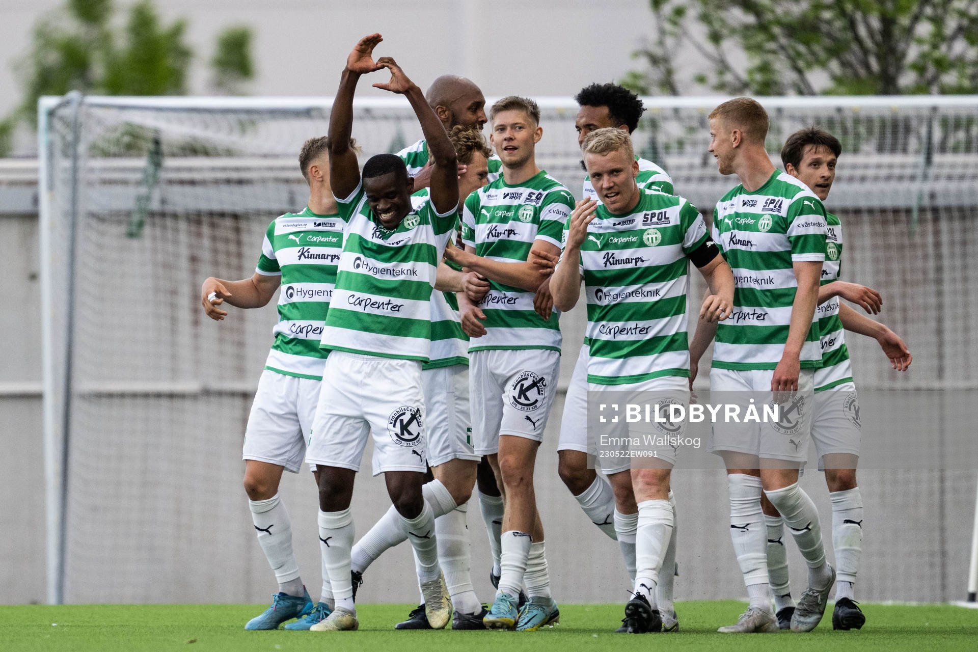 Västerås SKs Jaheem Burke jublar med lagkamrater