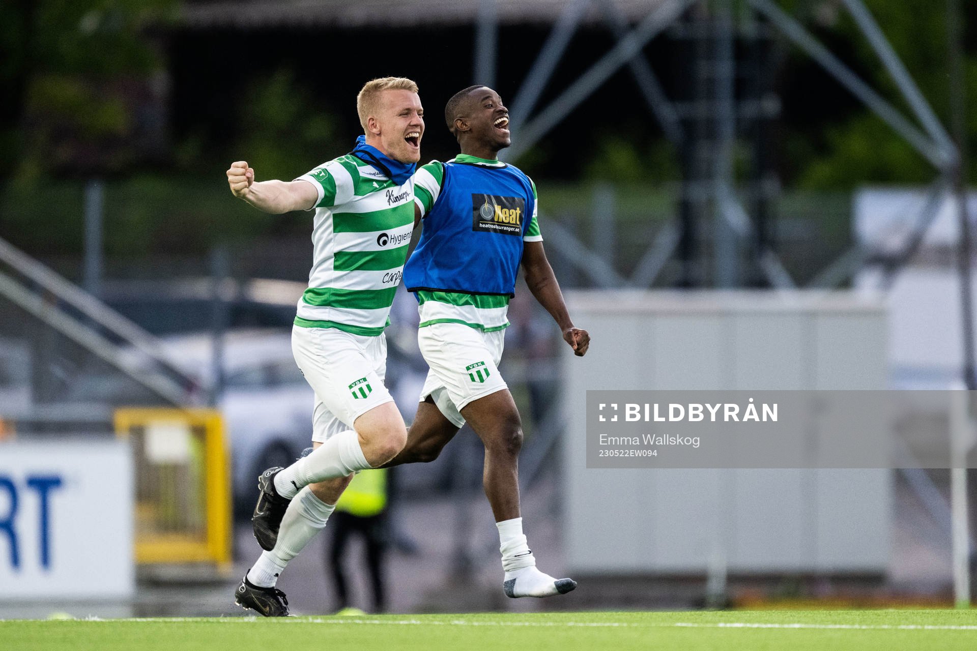 Västerås SKs Simon Johansson och Jaheem Burke jublar