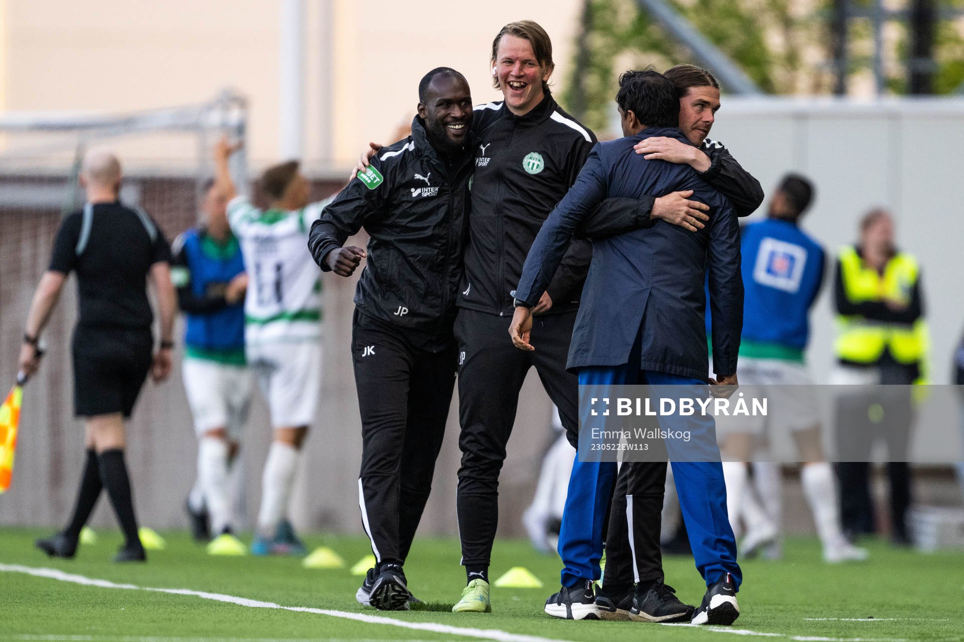 Västerås SKs tränare Kalle Karlsson jublar med assisterande tränare Alexander Rubin, målvaktstränare Johannes Petersson och materialförvaltare Fehmi Sezgir efter 1-0 under fotbollsmatchen i Superettan mellan Västerås SK och Öster den 22 maj 2023 i Västerås.