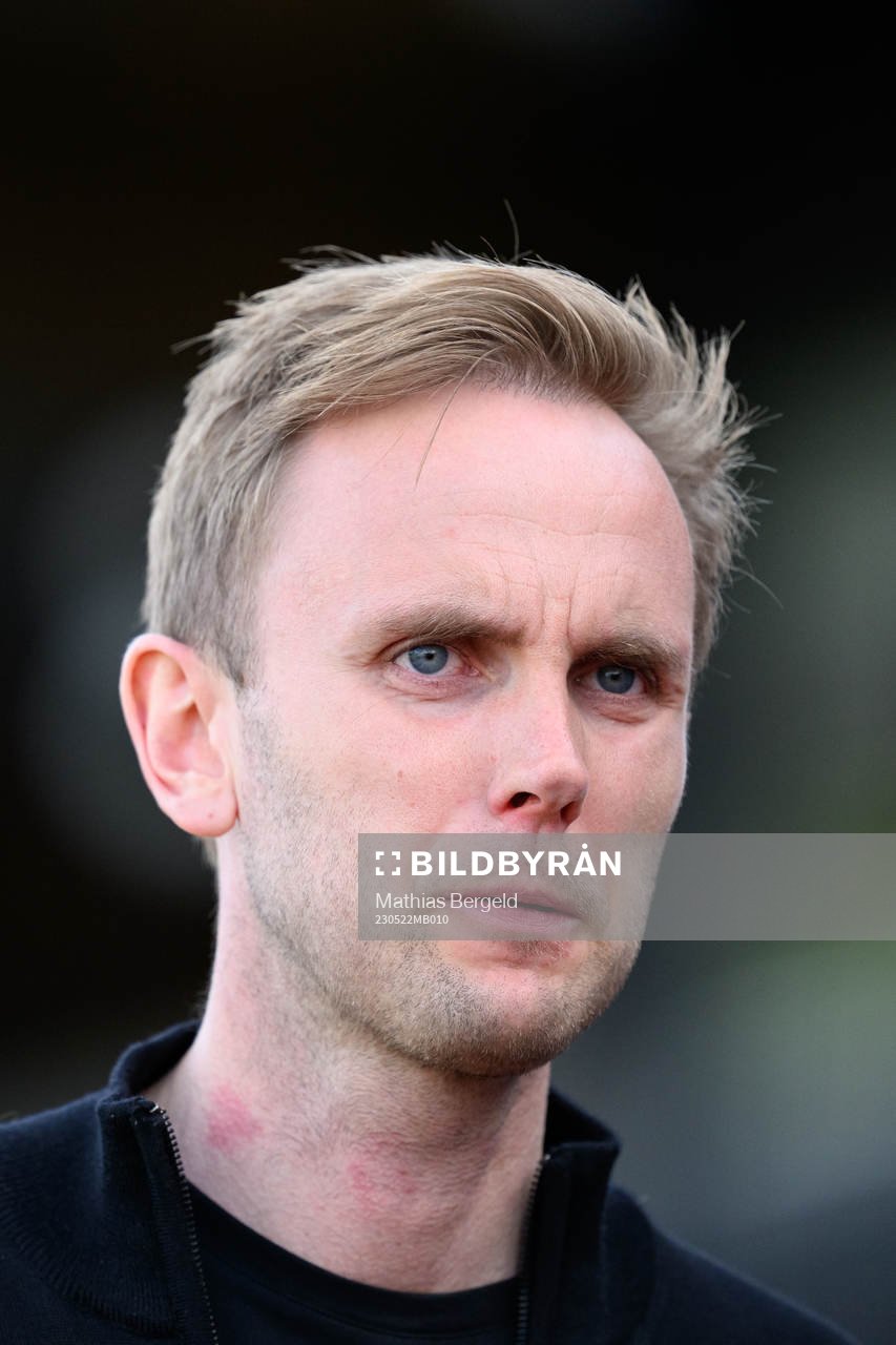 Kalmars tränare Henrik Jensen innan fotbollsmatchen i
