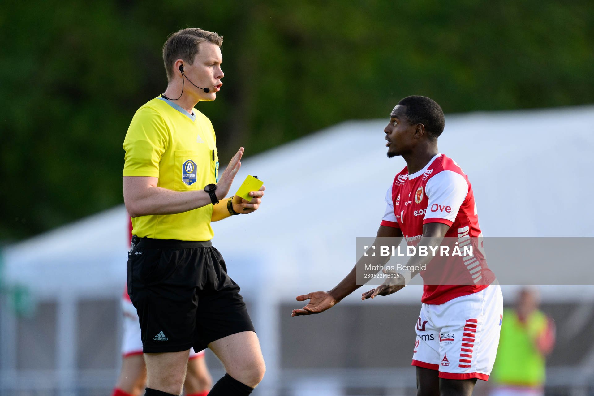 Domare Oscar Johnson ger gult kort till Kalmars Nahom
