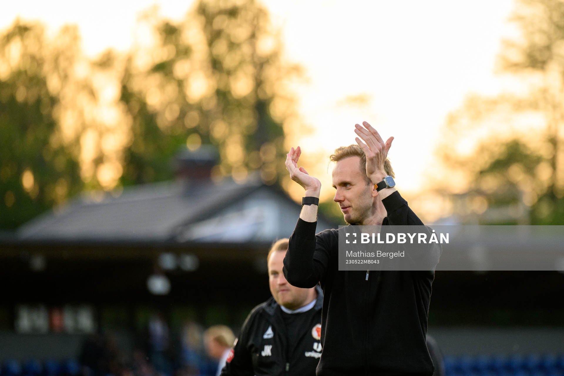 Kalmars tränare Henrik Jensen jublar efter fotbollsmatchen i Allsvenskan mellan Värnamo och Kalmar den 22 maj 2023 i Värnamo. 