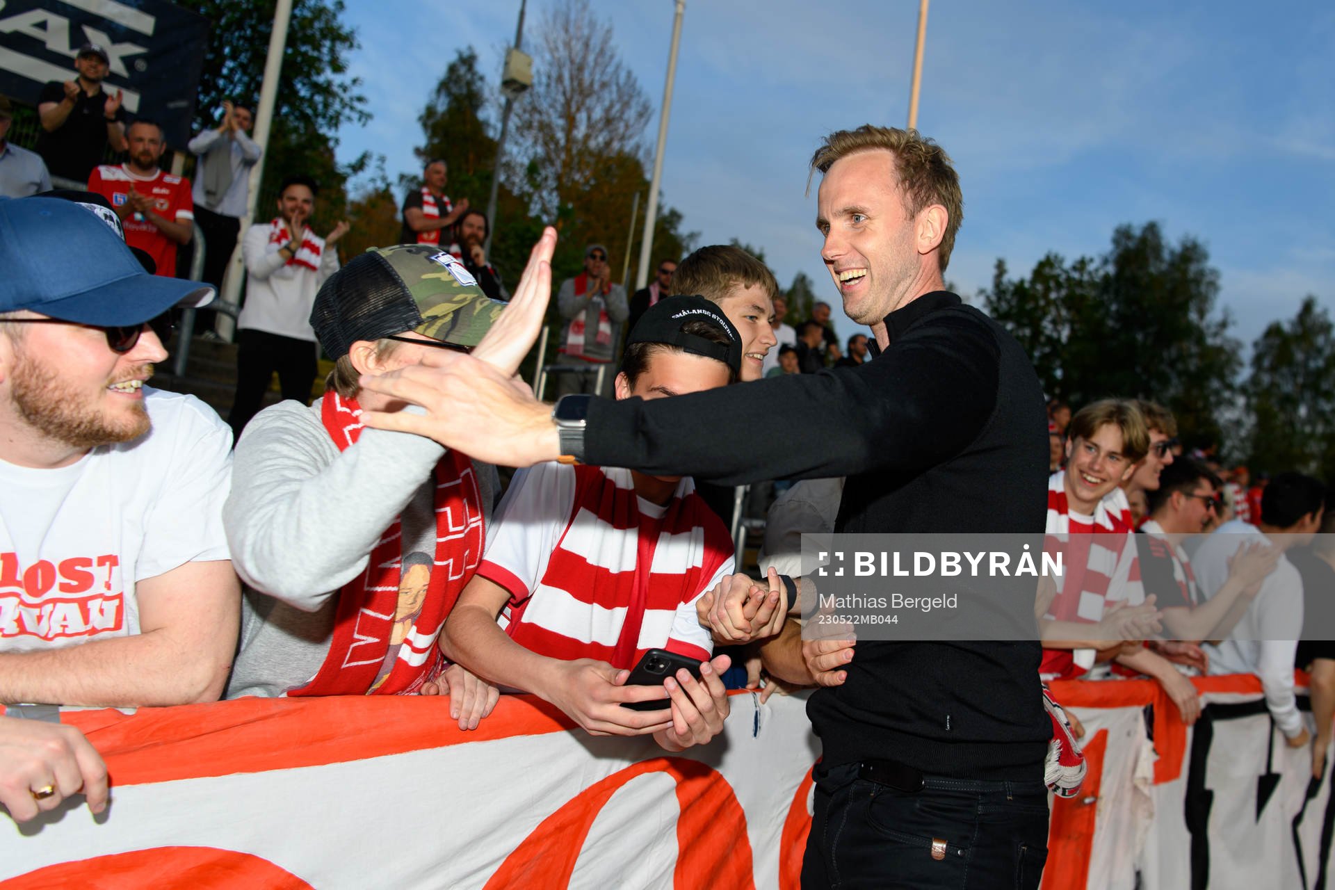 Kalmars tränare Henrik Jensen jublar med fansen