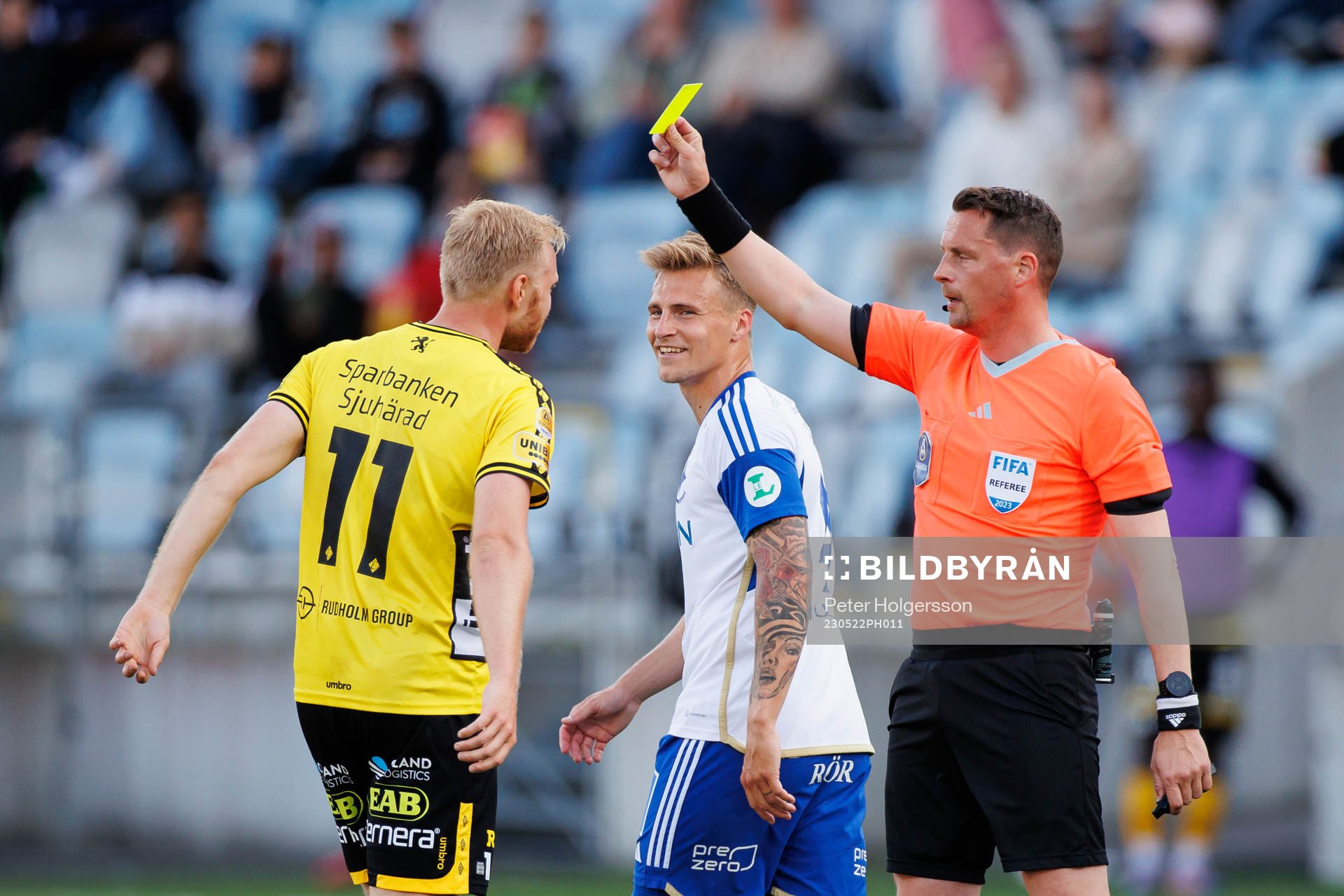 Elfsborgs Sveinn Guðjohnsen får gult kort av  domare