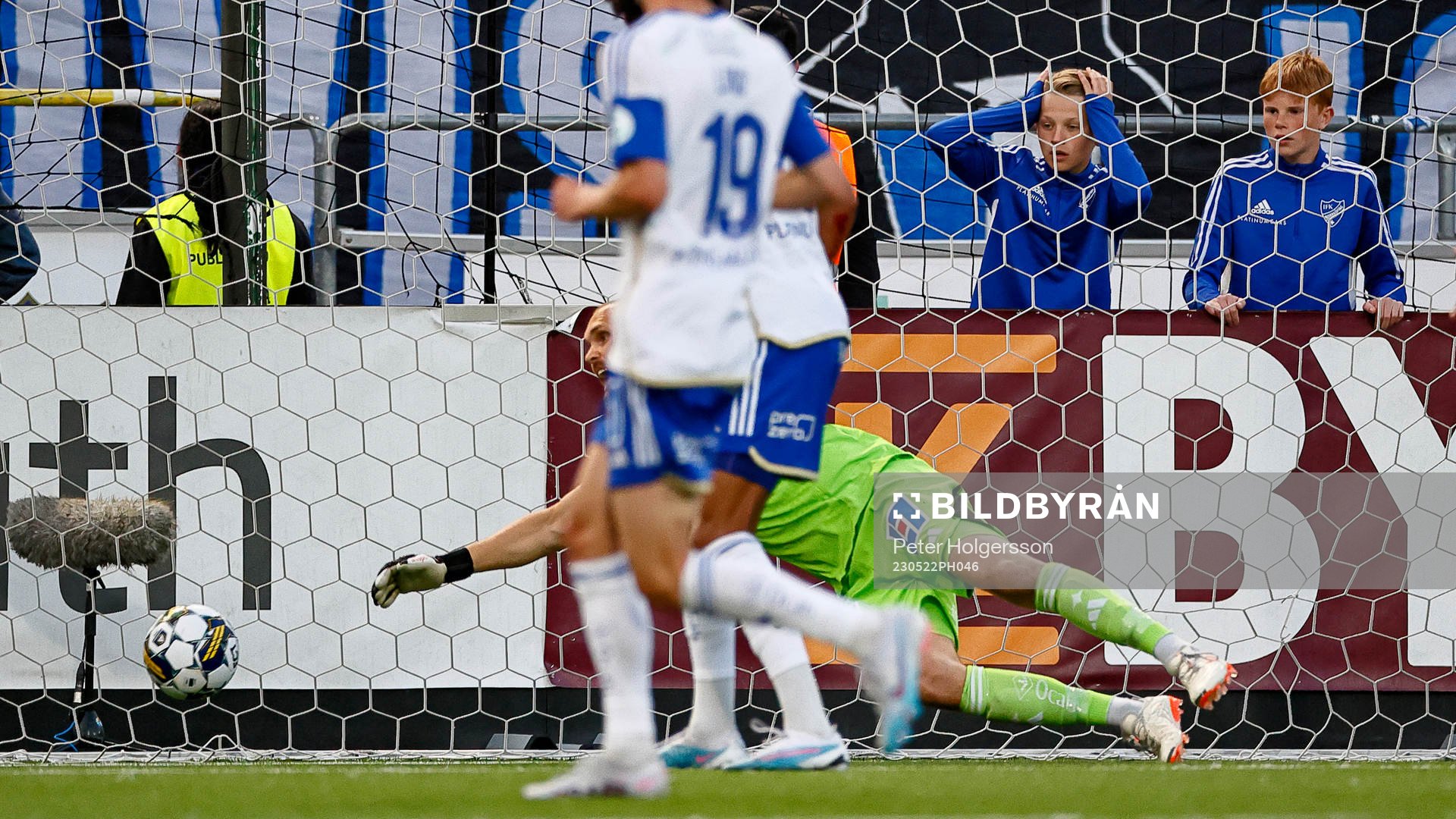 IFK Norrköpings målvakt Oscar Jansson ser bollen gå i