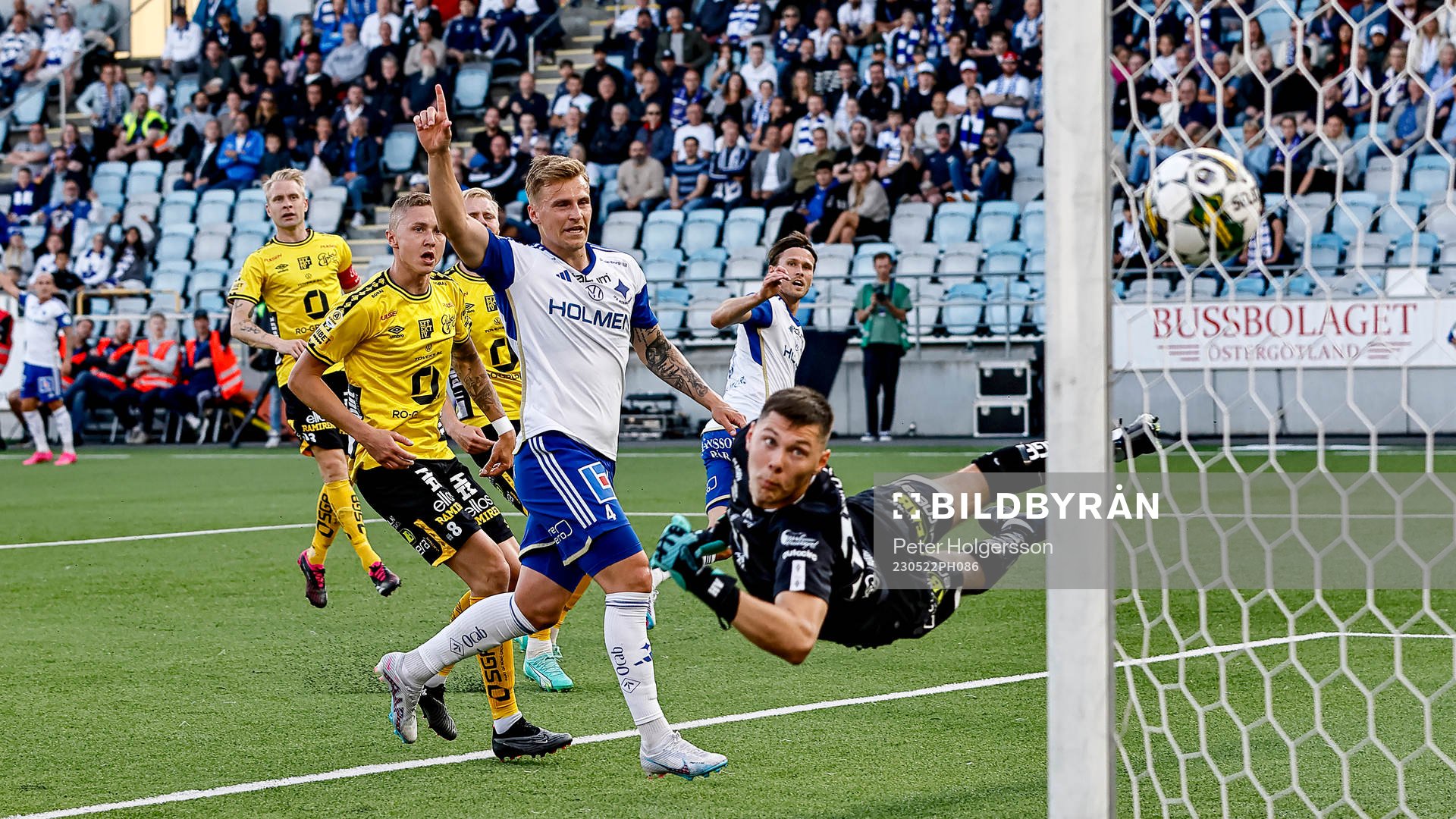 IFK Norrköpings Marco Lund Nielsen jublar under mål 1-0 av IFK Norrköpings Arnor Sigurdsson förbi Elfsborgs målvakt Hakon Valdimarsson under fotbollsmatchen i Allsvenskan mellan IFK Norrköping och Elfsborg den 22 maj 2023 i Norrköping.