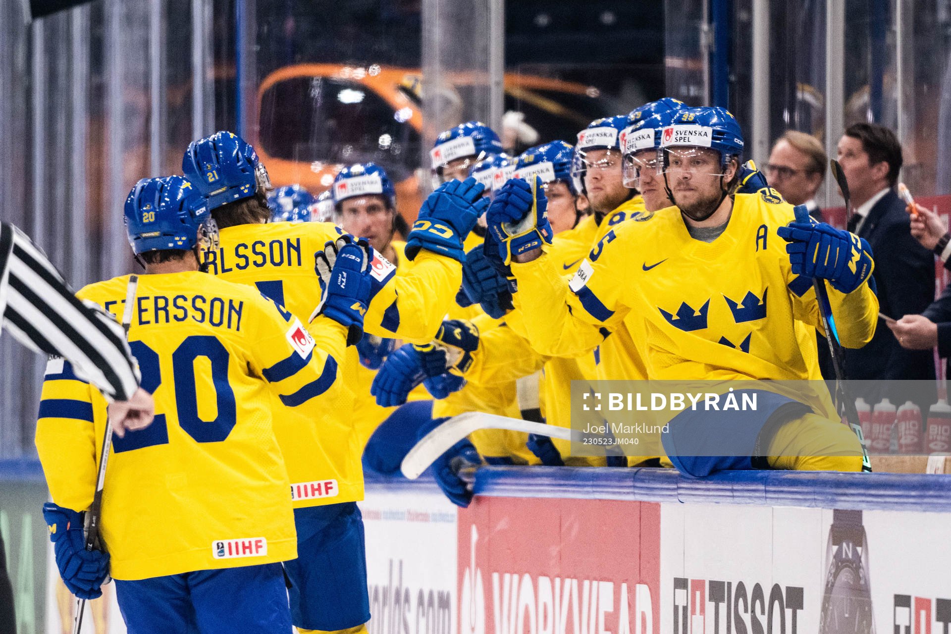 Leo Carlsson of Sweden celebrates with team mates