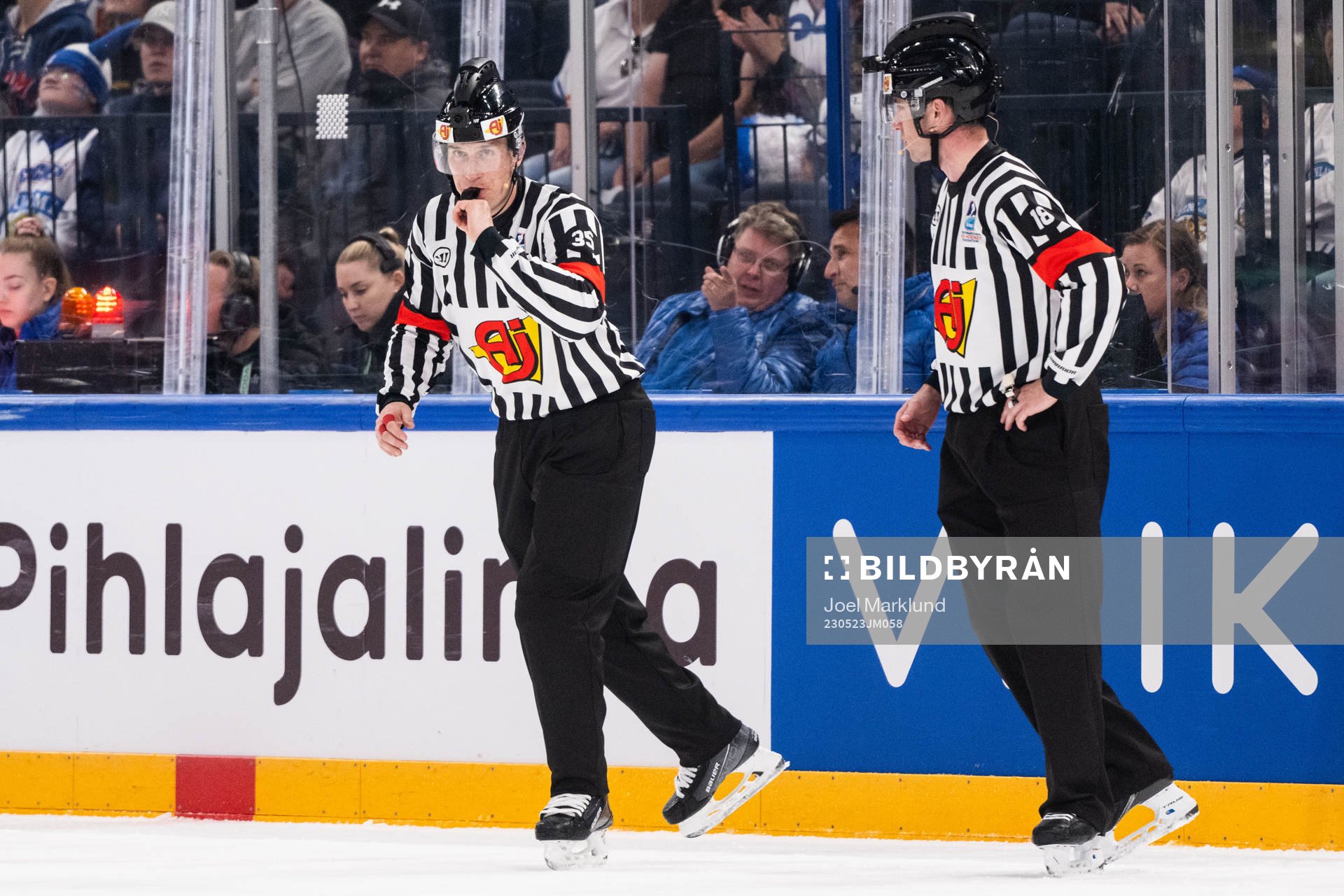 Linesman  Andre Schrader and referee Mike Langin
