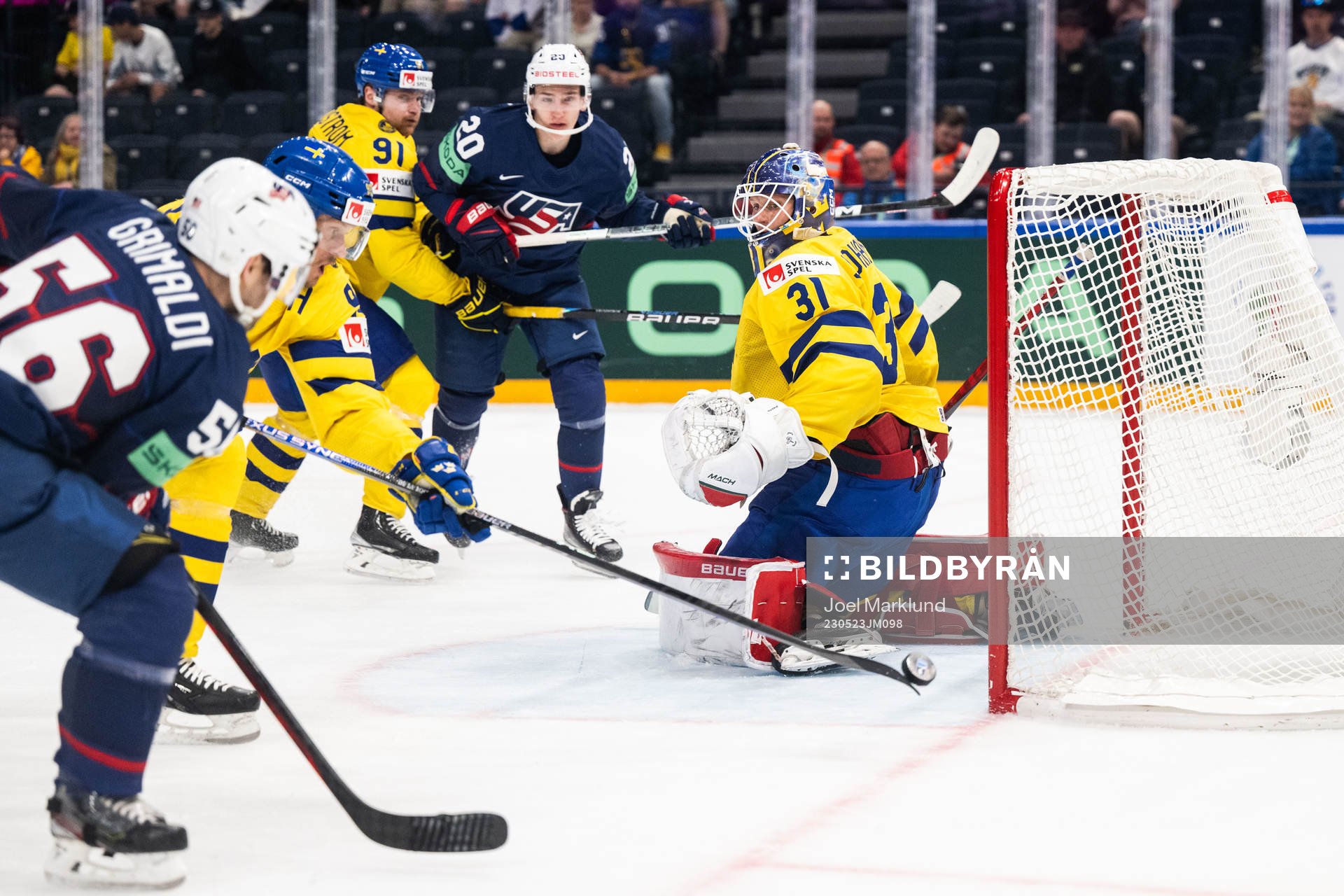 Jacob de la Rose, Carl Grundström and goaltender Lars