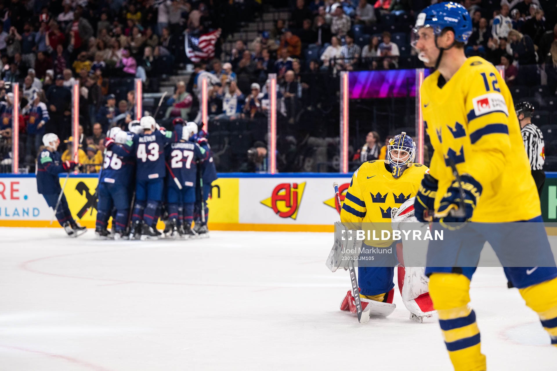 Players of USA celebrate and goaltender Lars Johansson and
