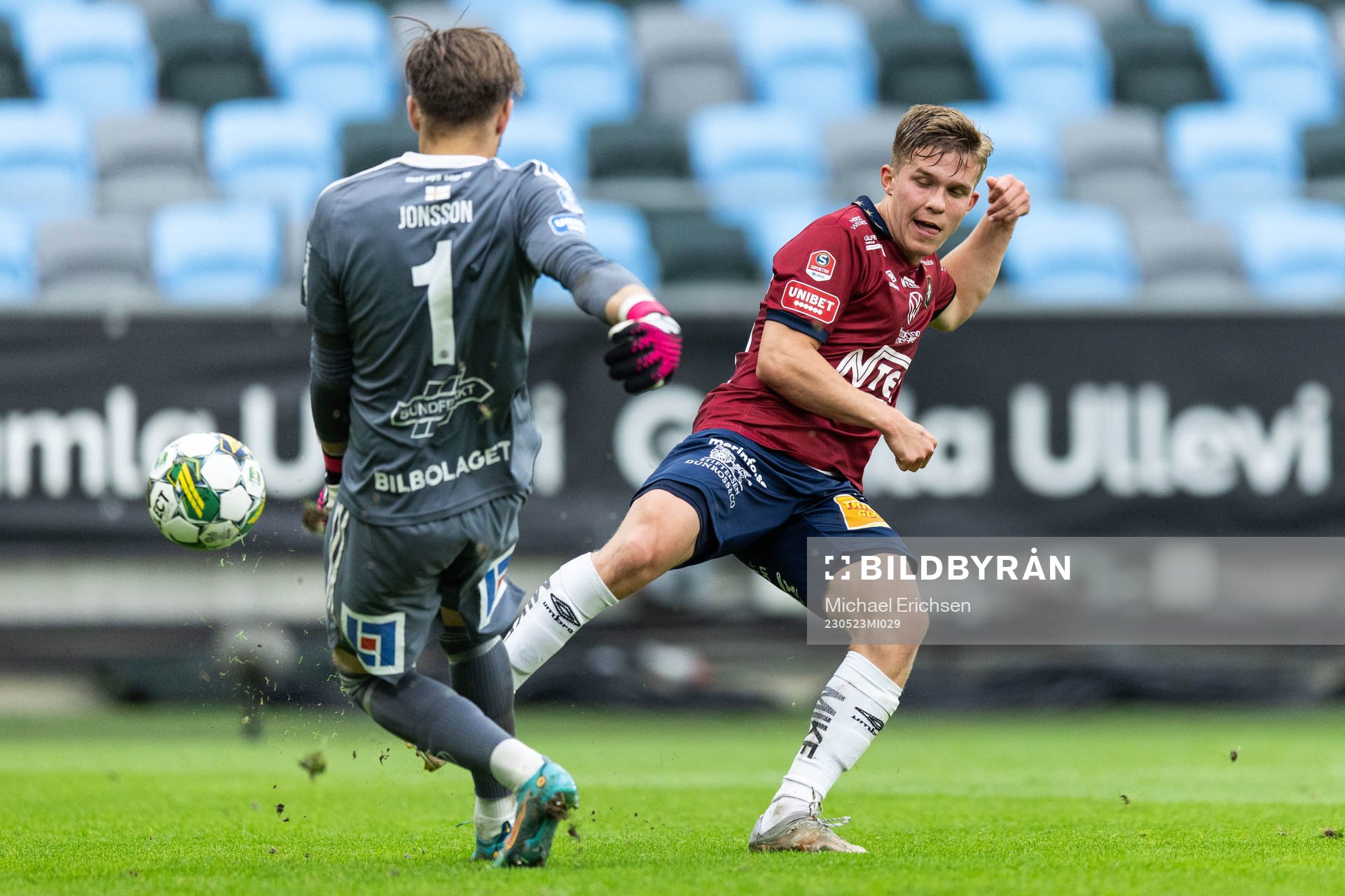 Örgrytes Isak Dahlqvist mot GIF Sundsvalls målvakt Oscar