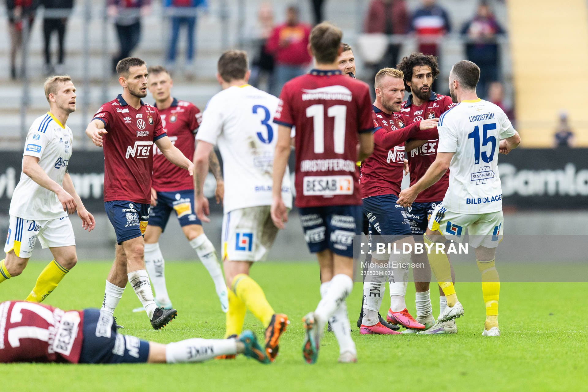 Örgrytes Nicklas Bärkroth och Hady Saleh Karim i diskussion med GIF Sundsvalls Robert Lundström medan Örgrytes Hampus Dahlqvist har ont under fotbollsmatchen i Superettan mellan Örgryte och GIF Sundsvall den 23 maj 2023 i Göteborg.