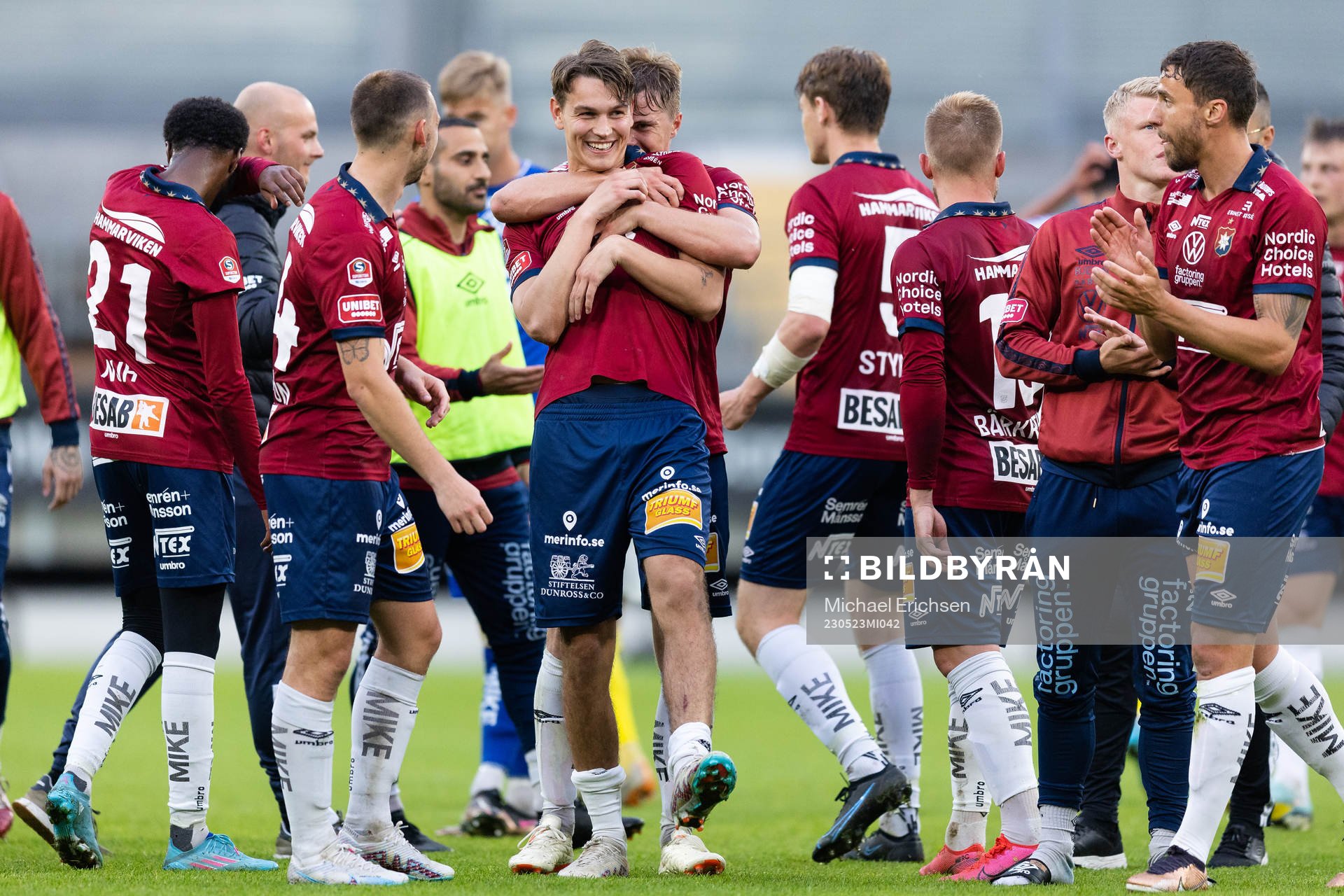 Örgrytes Noah Christoffersson omfamnas av en lagkamrater