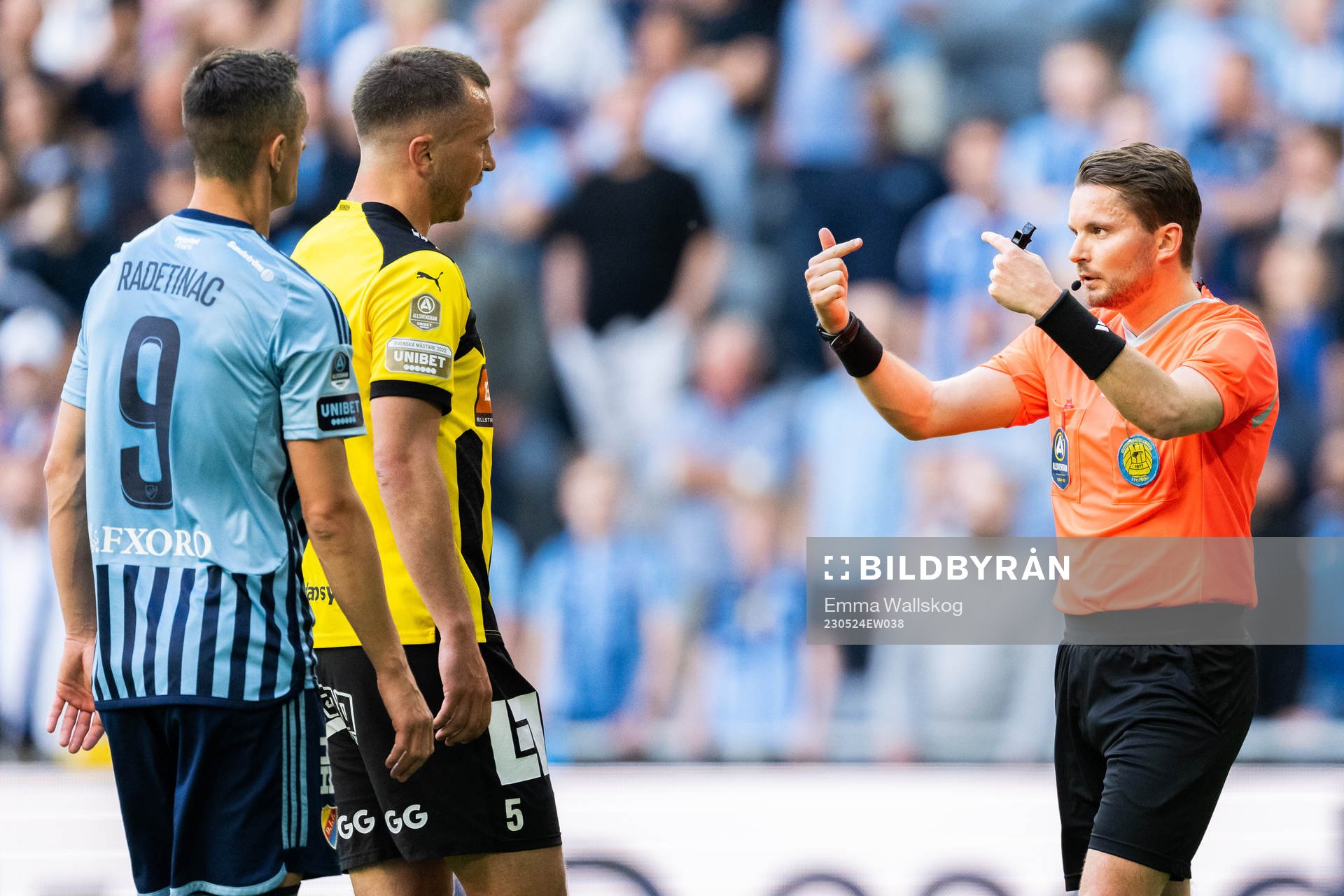 Djurgårdens Haris Radetinac och Häckens Even Hovland i samtal med domaren under fotbollsmatchen i Allsvenskan mellan Djurgården och Häcken den 24 maj 2023 i Stockholm.