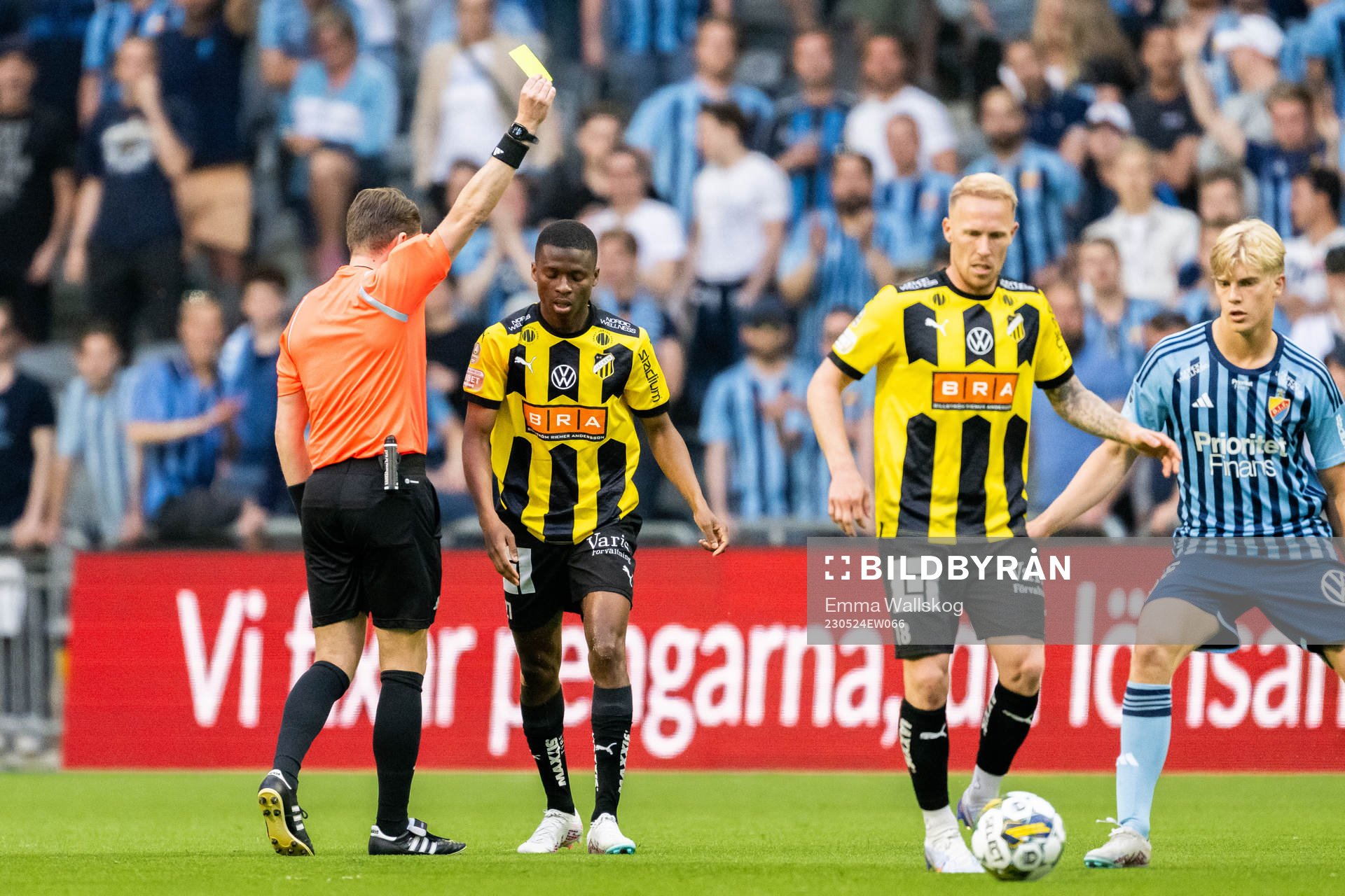 Häckens Akoua Romeo Amane tilldelas en varning