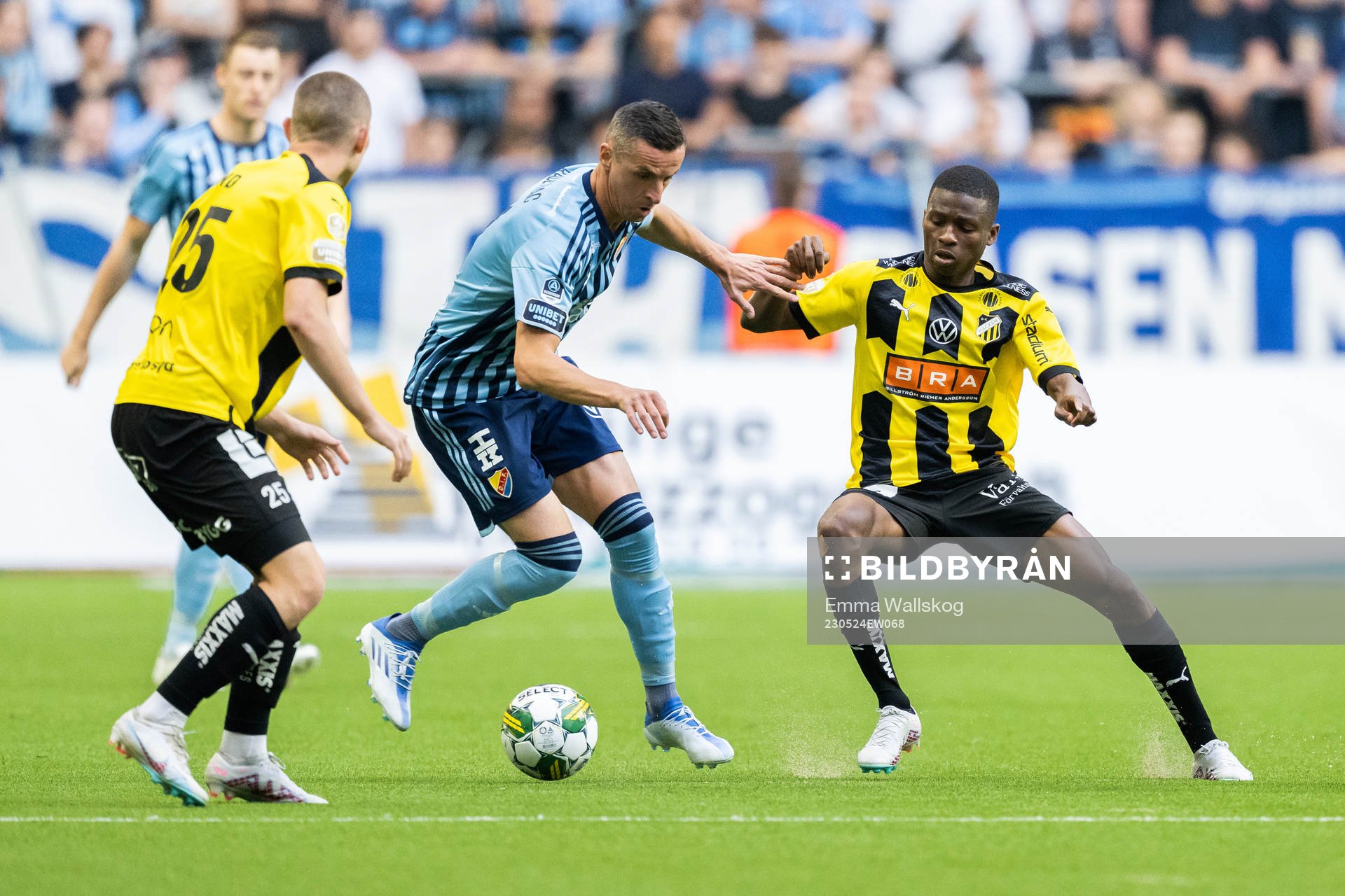 Djurgårdens Haris Radetinac och Häckens Akoua Romeo Amane