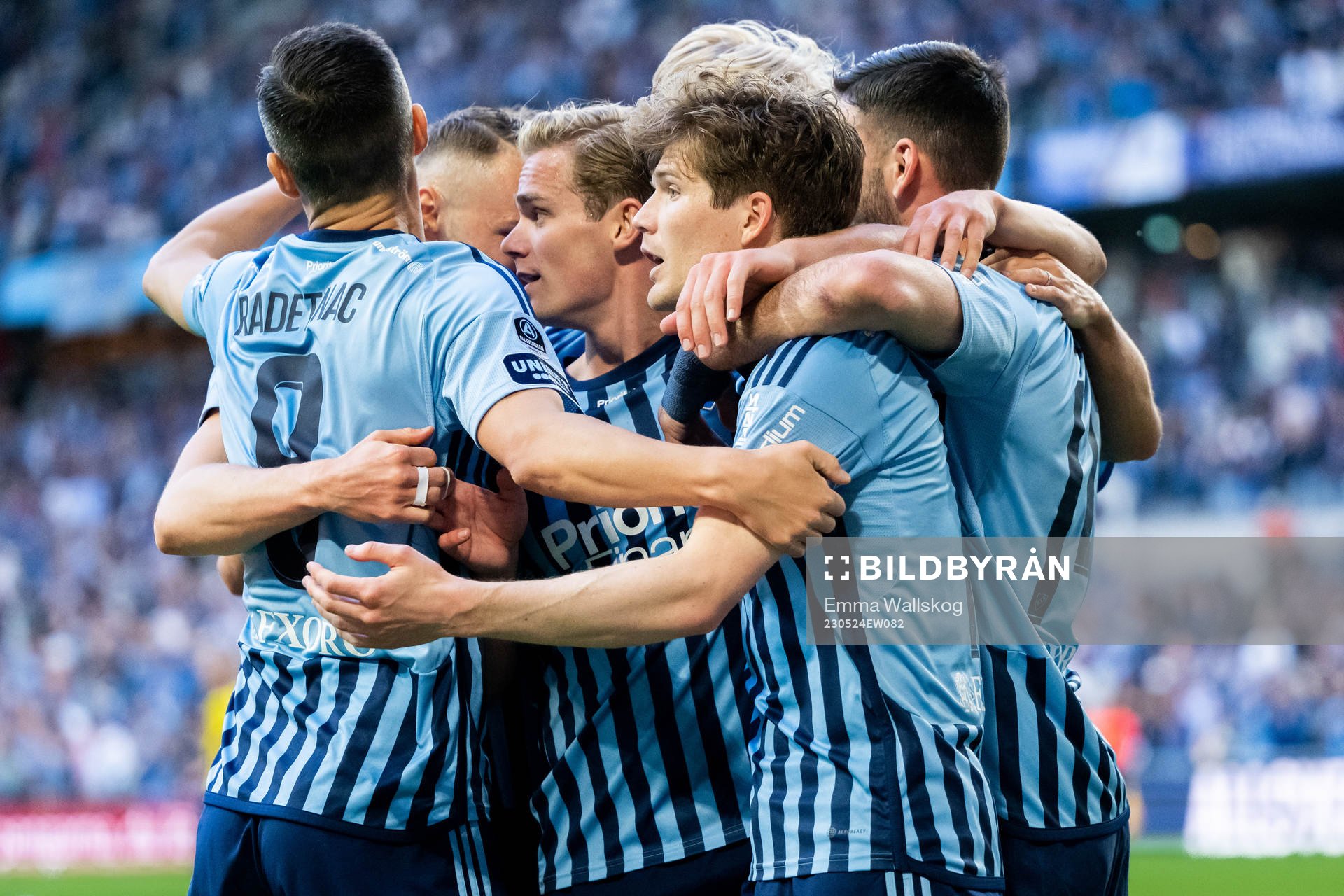 Djurgårdens Oliver Berg jublar med lagkamrater