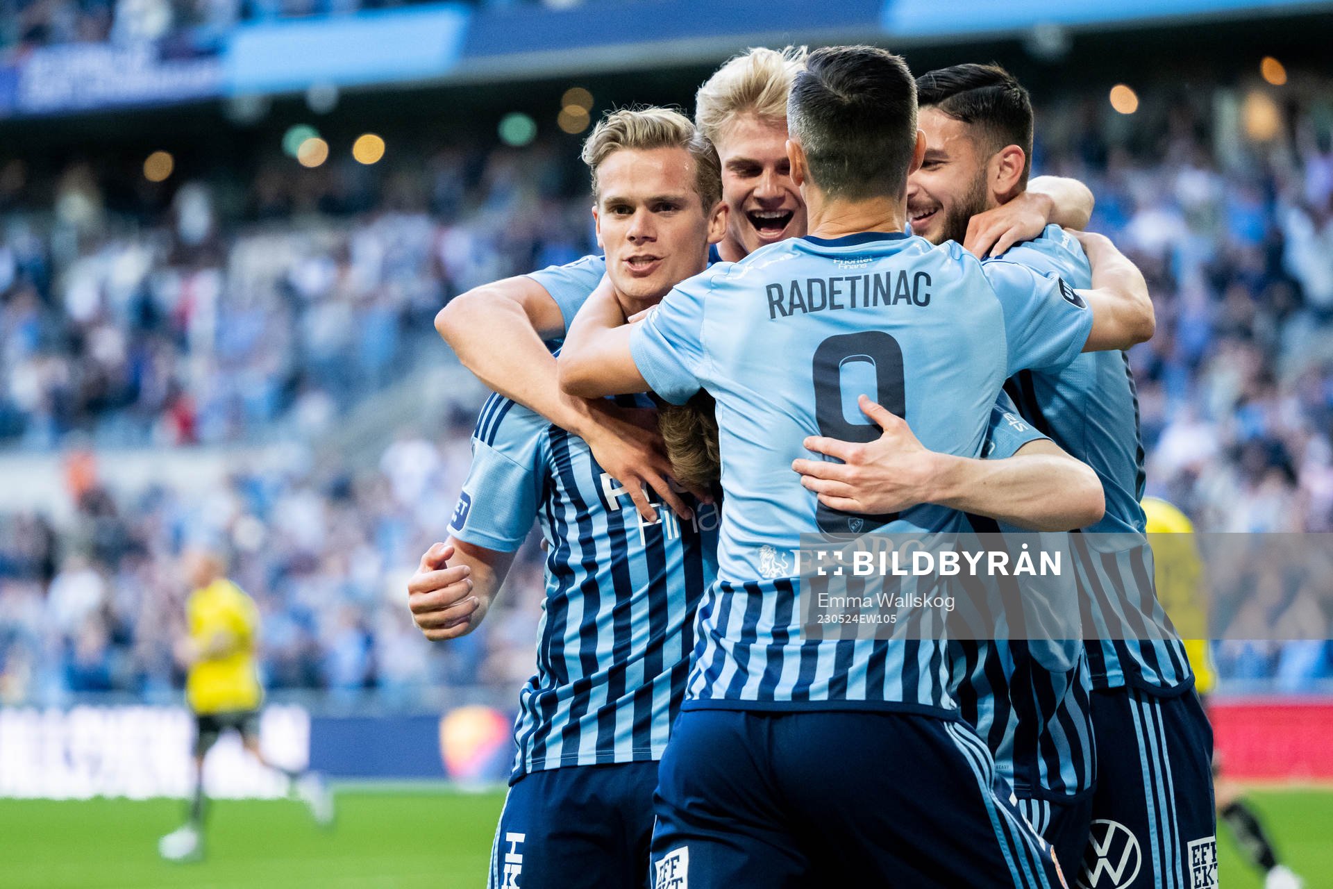 Djurgårdens Oliver Berg jublar med lagkamrater