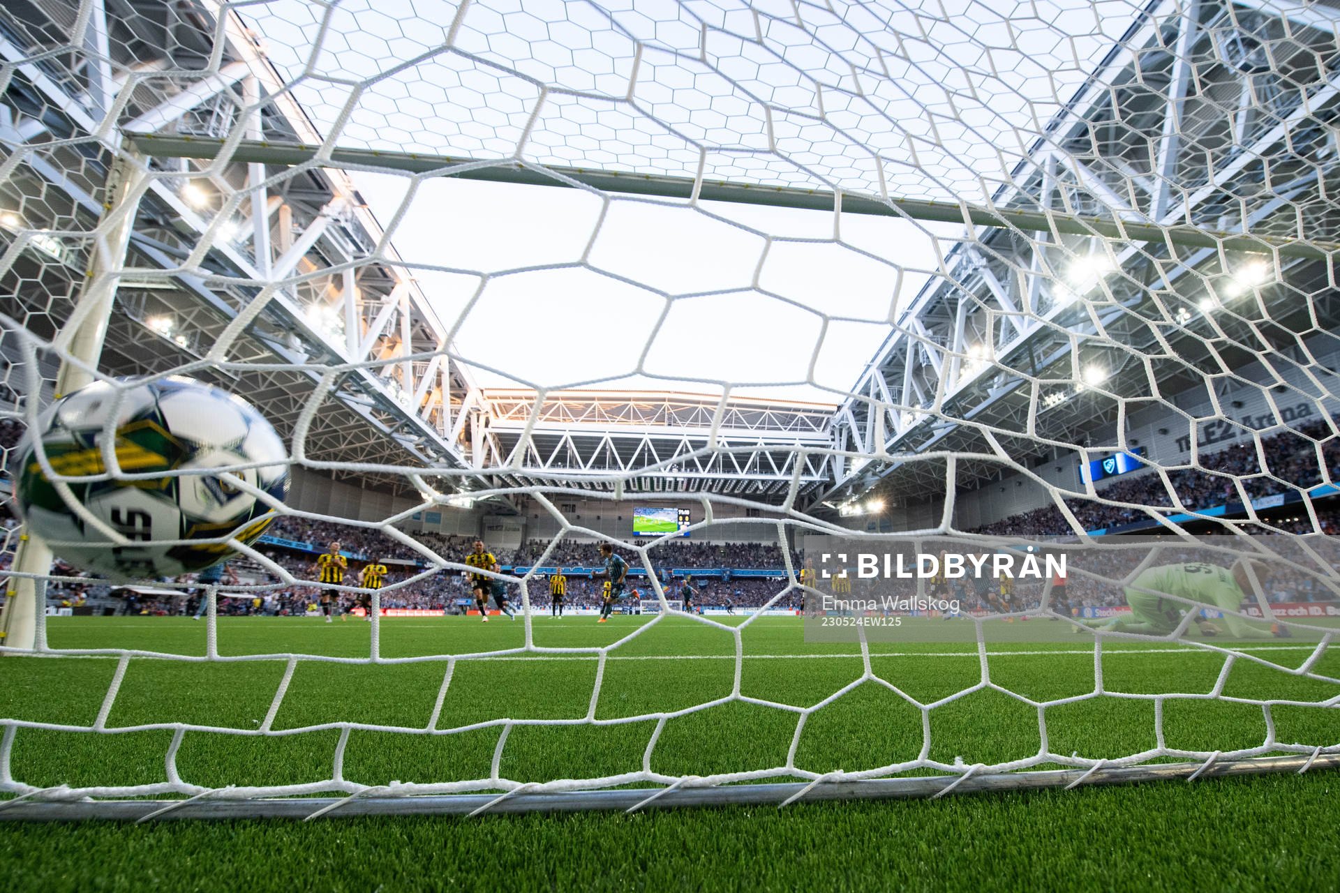 Djurgårdens Oliver Berg gör 1-0 på straff bakom Häckens