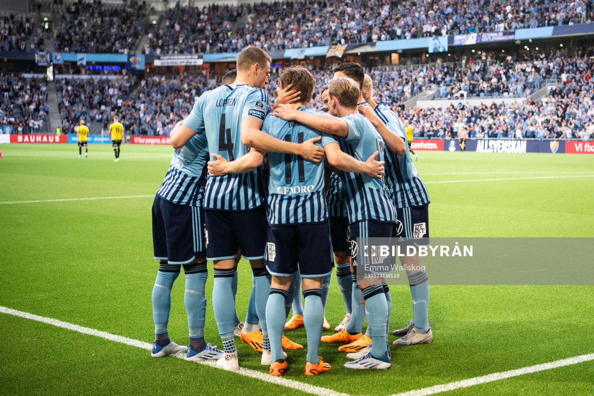 Djurgårdens Oliver Berg jublar med lagkamrater