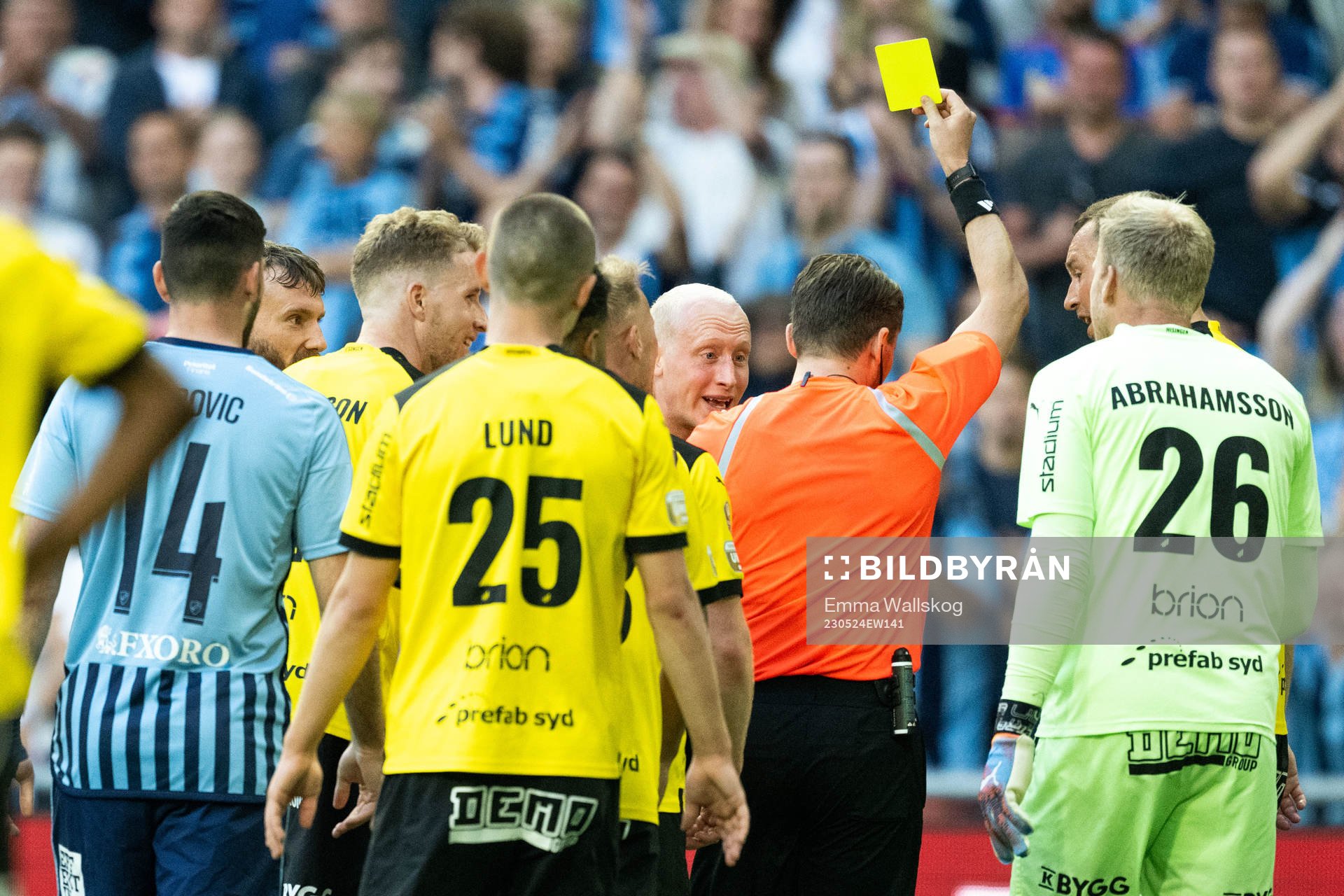 Häckens Valgeir Fridriksson reagerar på att få gult kort