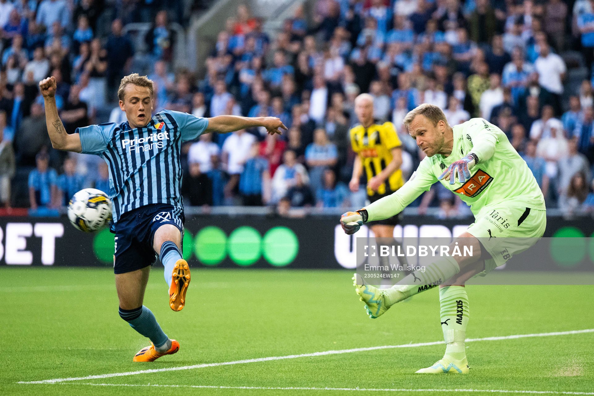 Djurgårdens Oskar Fallenius och Häckens målvakt Peter