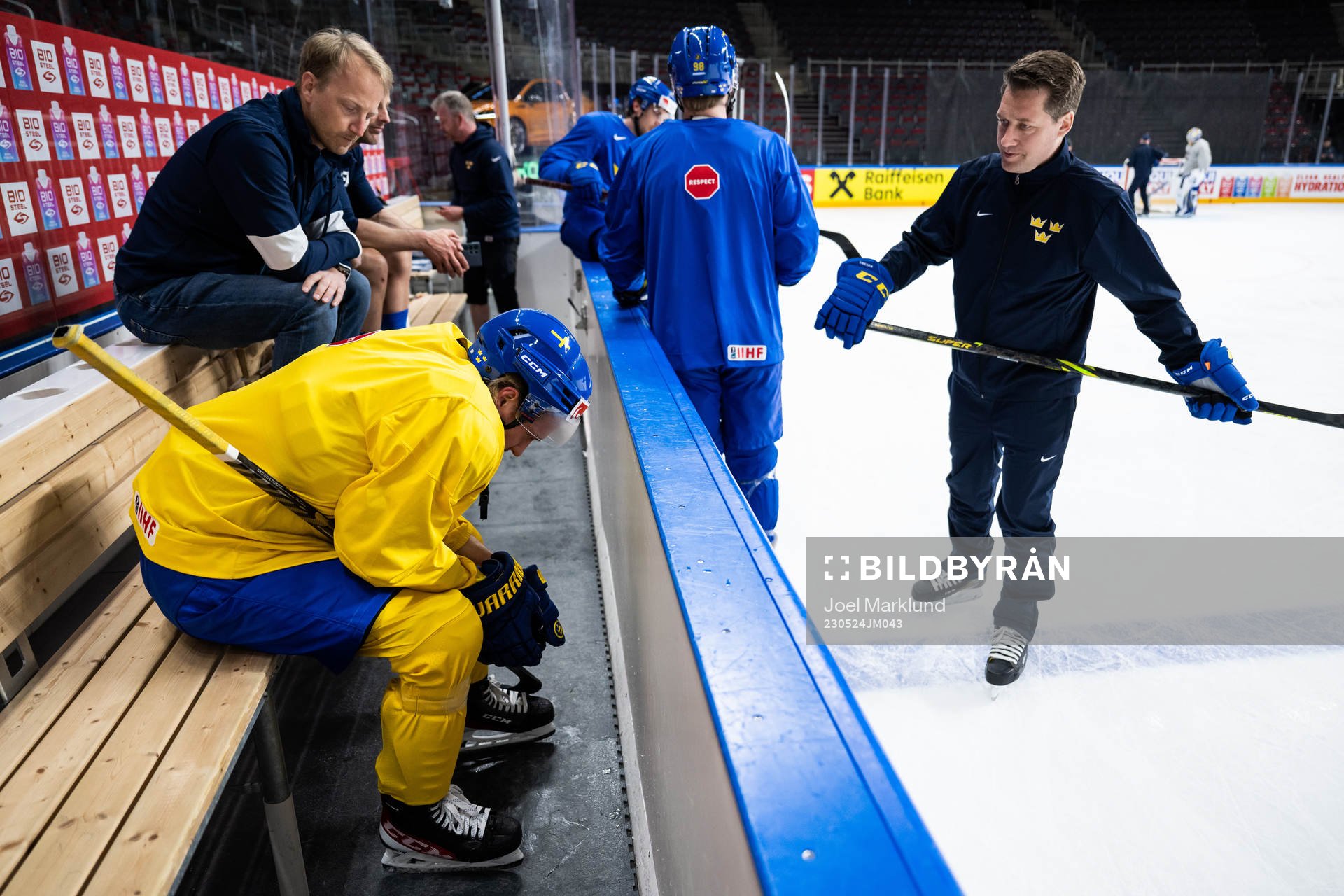 doctor Jonas Kalman, Rasmus Sandin and head coach Sam