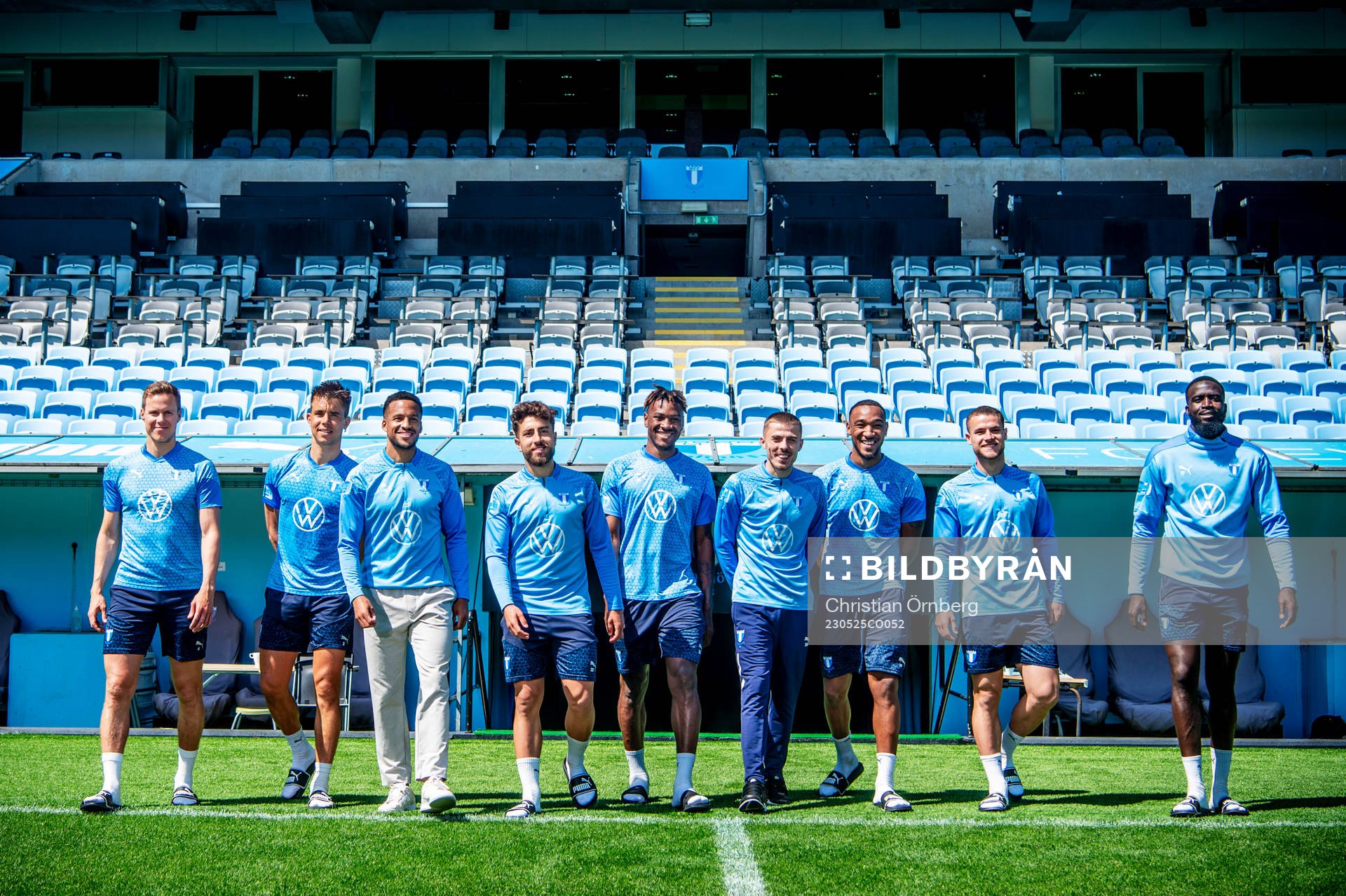 Malmö FFs vänsterfotad spelare Niklas Moisander, Jonas Knudsen, Martin Olsson, Moustafa Zeidan, Samuel Kotto, Patriot Sejdiu, Derek Cornelius, Gabriel Busanello och Mahamé Siby ställer upp för en gruppbild under en fotografering den 25 maj 2023 i Malmö.