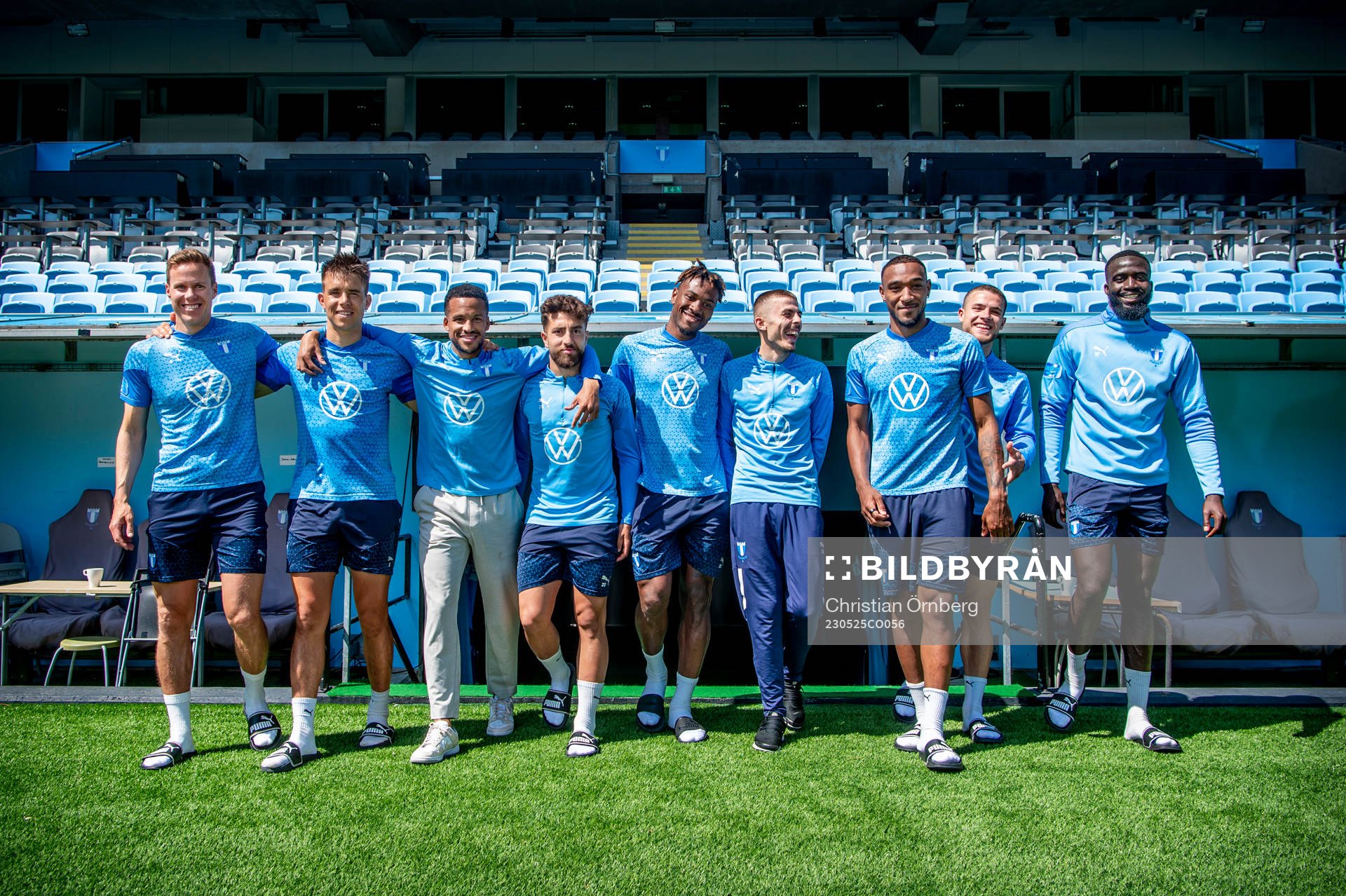 Malmö FFs vänsterfotad spelare Niklas Moisander, Jonas Knudsen, Martin Olsson, Moustafa Zeidan, Samuel Kotto, Patriot Sejdiu, Derek Cornelius, Gabriel Busanello och Mahamé Siby ställer upp för en gruppbild under en fotografering den 25 maj 2023 i Malmö.
