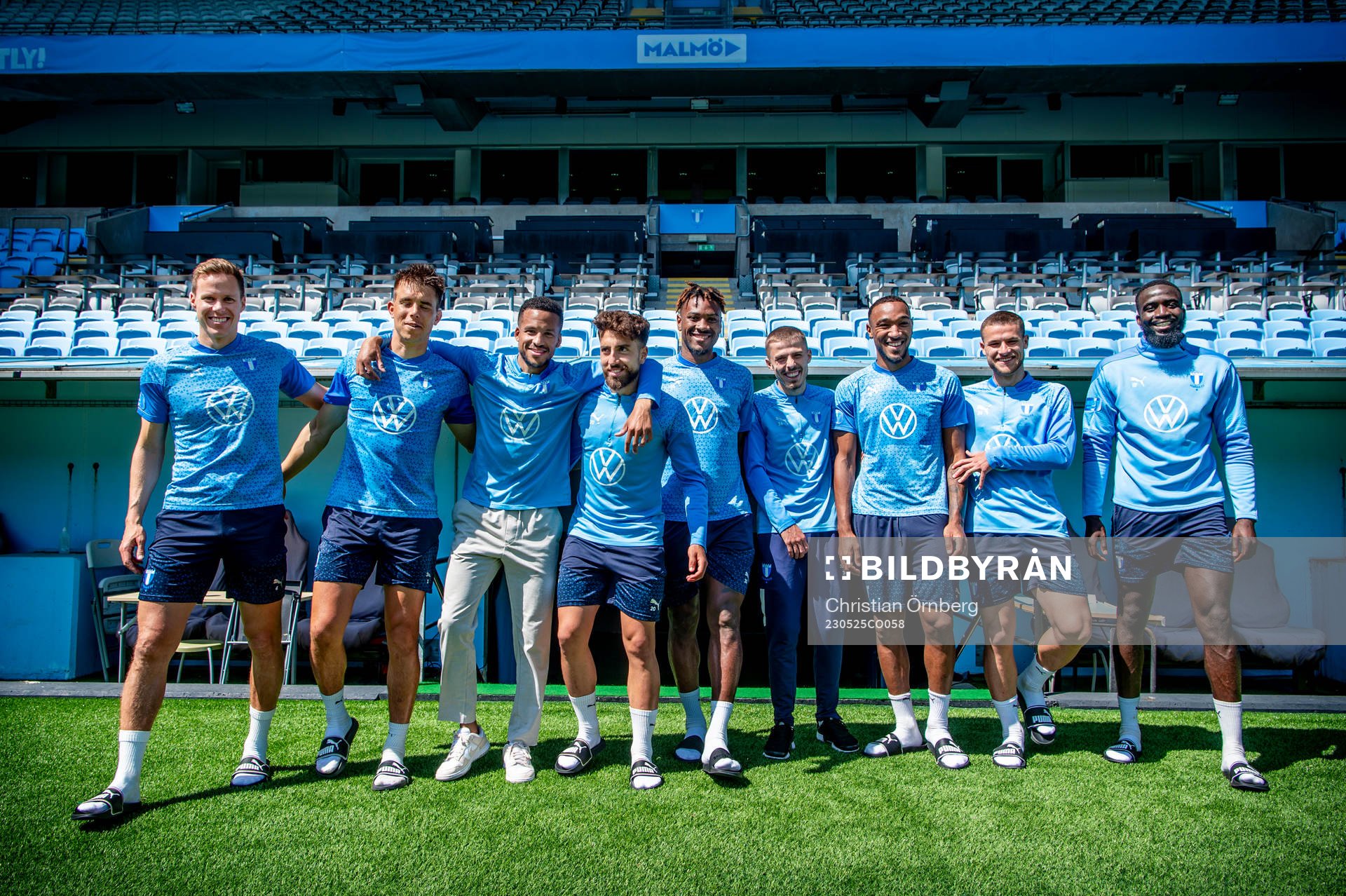 Malmö FFs vänsterfotad spelare Niklas Moisander, Jonas Knudsen, Martin Olsson, Moustafa Zeidan, Samuel Kotto, Patriot Sejdiu, Derek Cornelius, Gabriel Busanello och Mahamé Siby ställer upp för en gruppbild under en fotografering den 25 maj 2023 i Malmö.