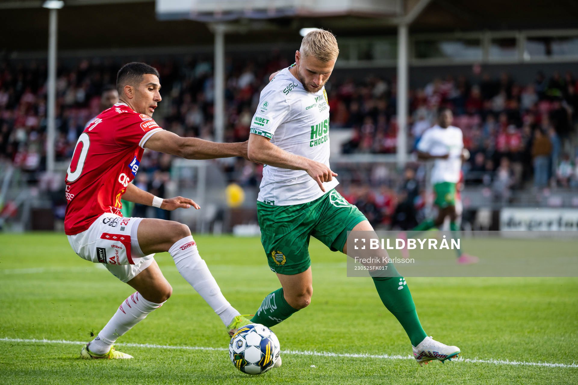 Degerfors Elyas Bouzaiene och Hammarbys Simon Strand
