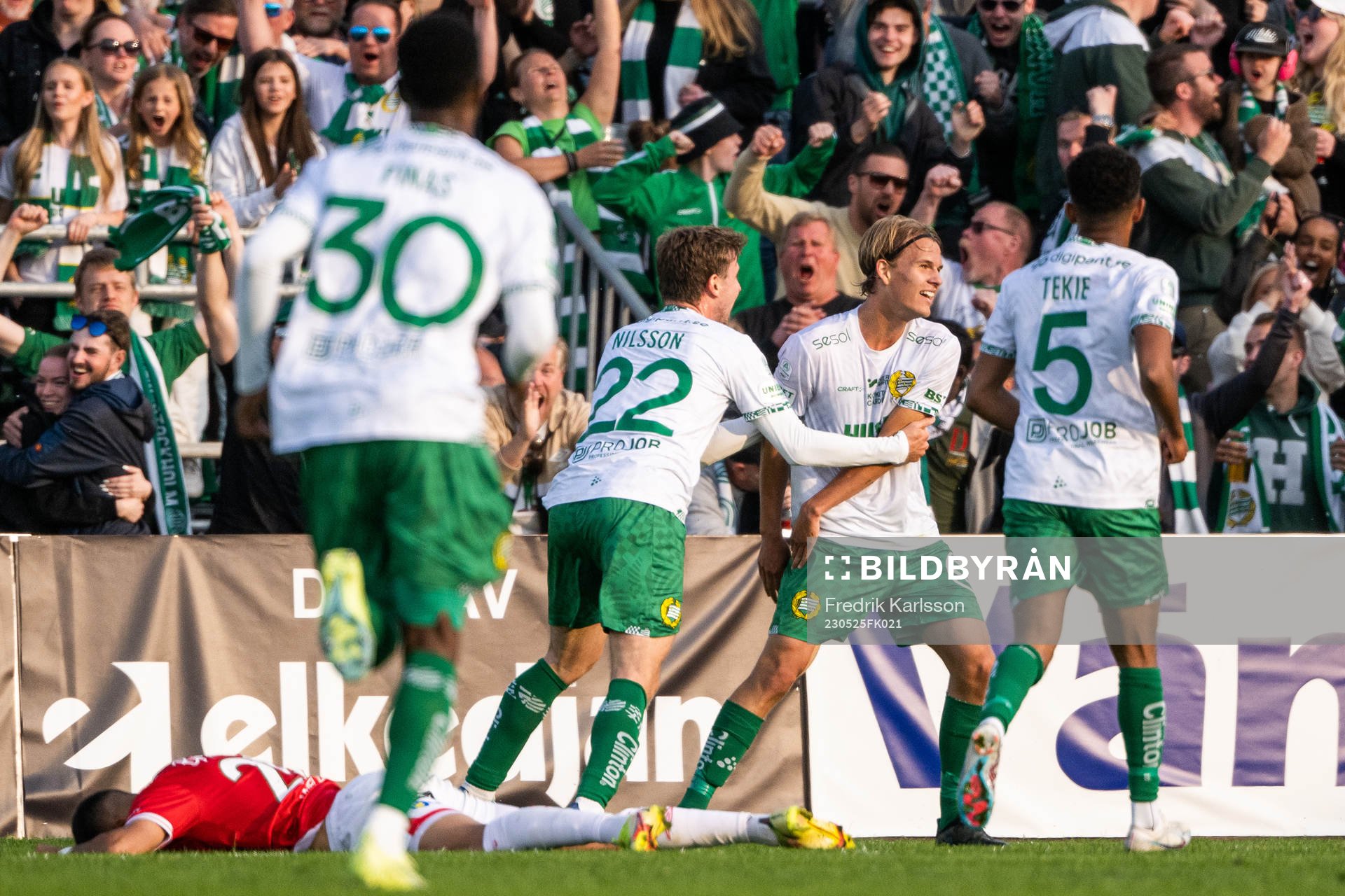 Hammarbys Markus Karlsson jublar med lagkamrater