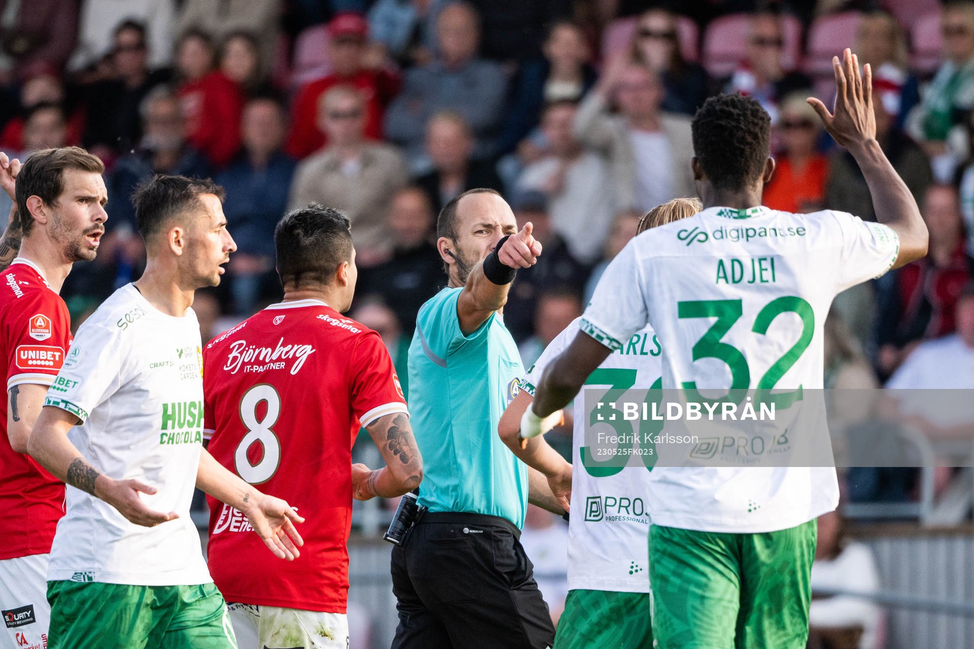 Domare Kaspar Sjöberg visar ut Hammarbys Nathaniel Adjei