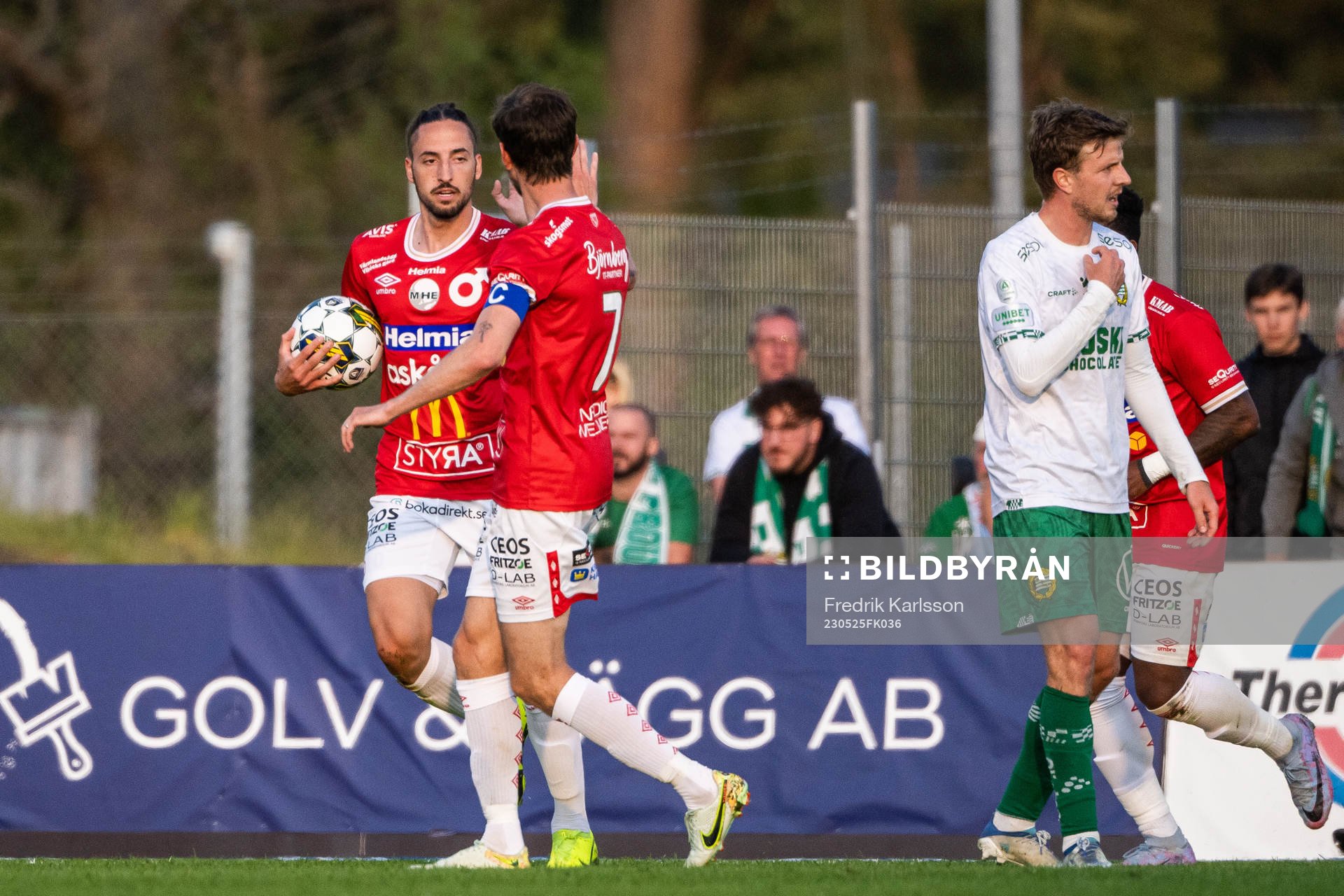 Degerfors Dijan Vukojevic jublar med Sebastian Ohlsson efter 1-1 under fotbollsmatchen i Allsvenskan mellan Degerfors och Hammarby den 25 maj 2023 i Degerfors.