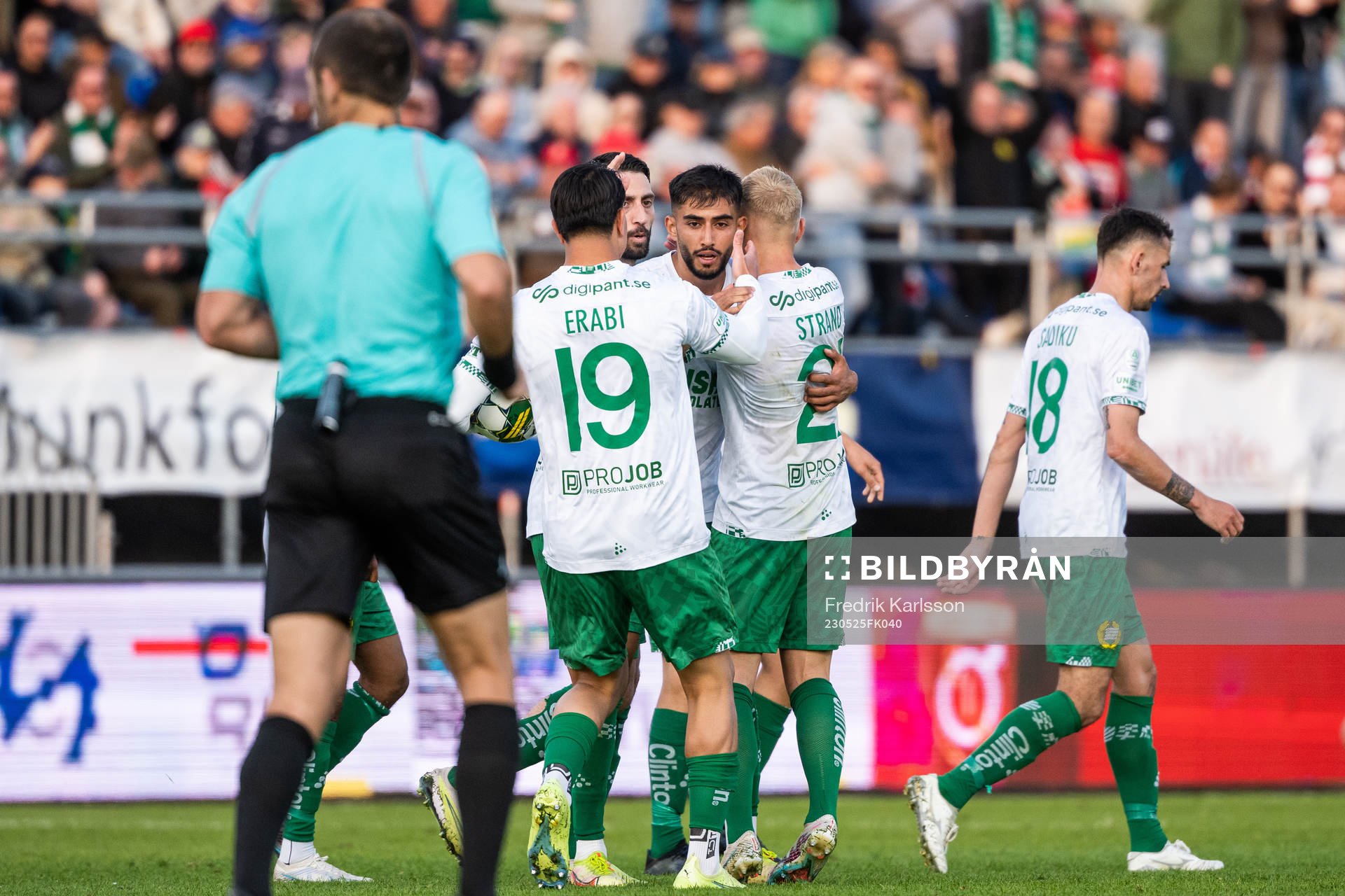 Hammarbys Montader Madjed jublar med lagkamrater efter att han gjort 2-2 under fotbollsmatchen i Allsvenskan mellan Degerfors och Hammarby den 25 maj 2023 i Degerfors.