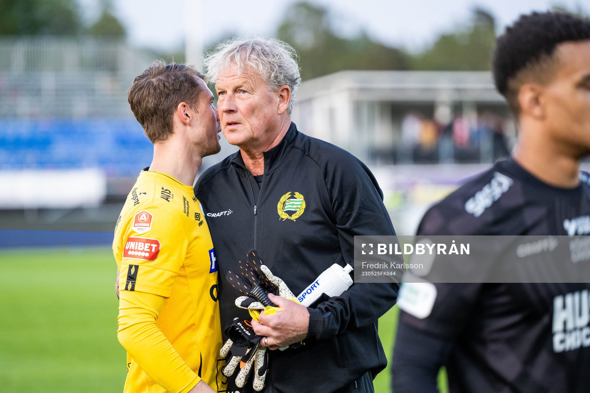 Degerfors målvakt Jonas Olsson och Hammarbys målvaktstränare Mikael Olsson efter fotbollsmatchen i Allsvenskan mellan Degerfors och Hammarby den 25 maj 2023 i Degerfors.