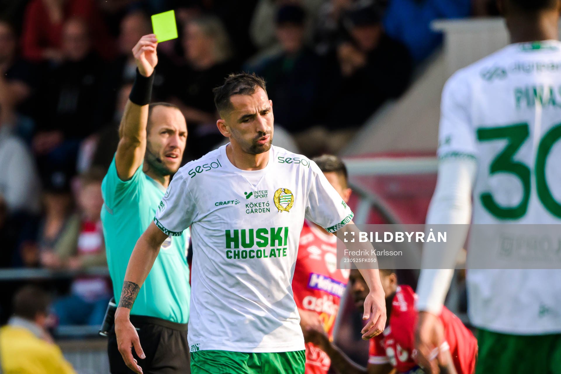 Hammarbys Loret Sadiku får gult kort av Domare Kaspar