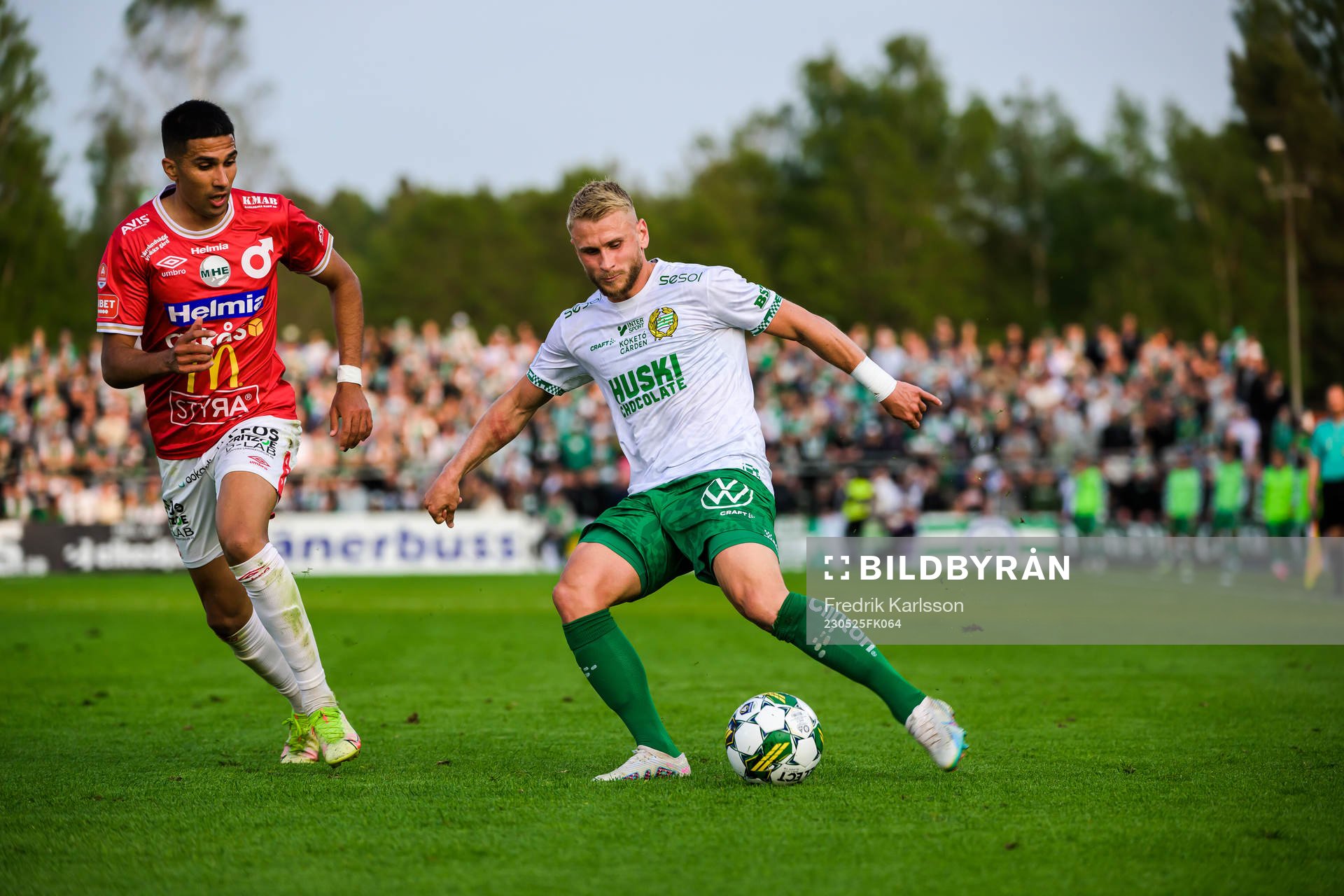 Degerfors Elyas Bouzaiene och Hammarbys Simon Strand