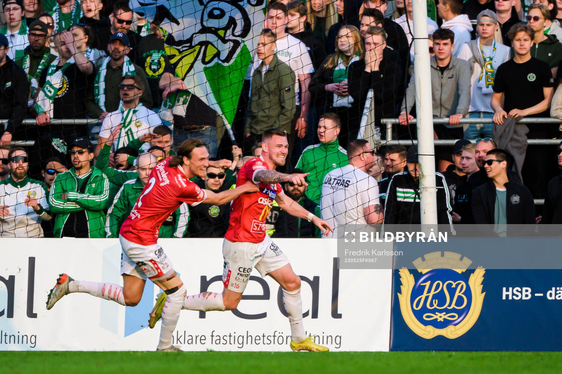 Degerfors Gustav Granath och Rasmus Örqvist jublar efter Rasmus gjort mål under fotbollsmatchen i Allsvenskan mellan Degerfors och Hammarby den 25 maj 2023 i Degerfors.