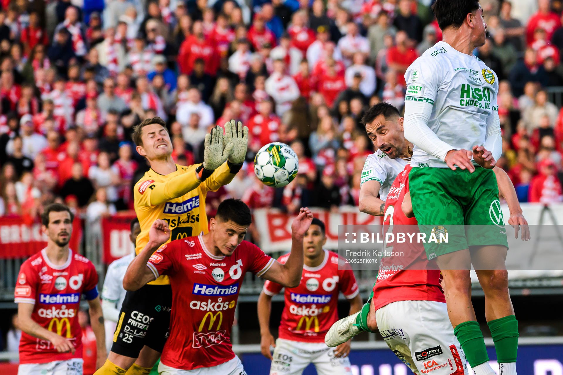 Degerfors målvakt Jonas Olsson och Seid Korac i kamp med Hammarbys Loret Sadiku under fotbollsmatchen i Allsvenskan mellan Degerfors och Hammarby den 25 maj 2023 i Degerfors.