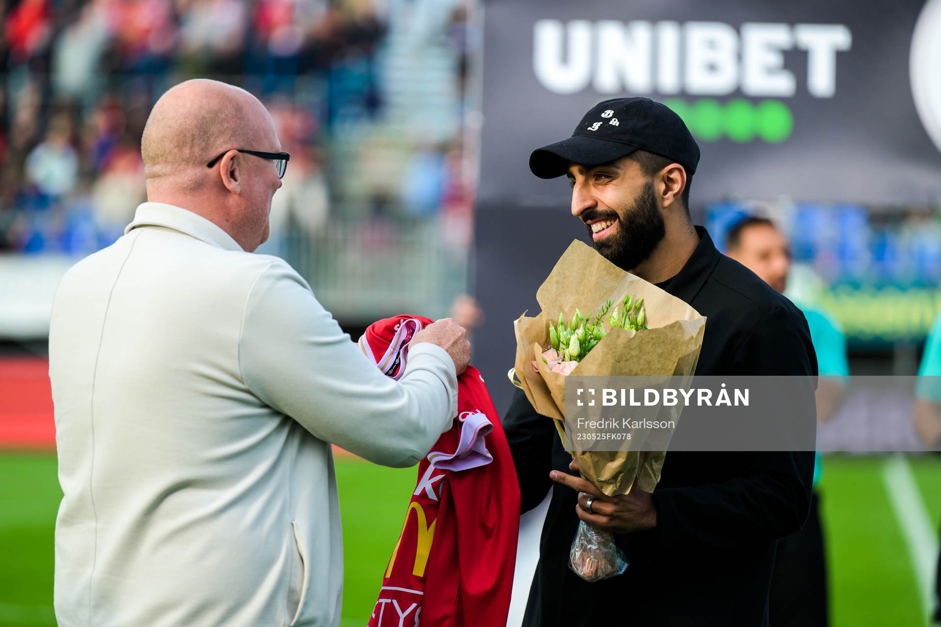 Degerfors sportchef Patrik Werner tackar av Sean Sabetkar