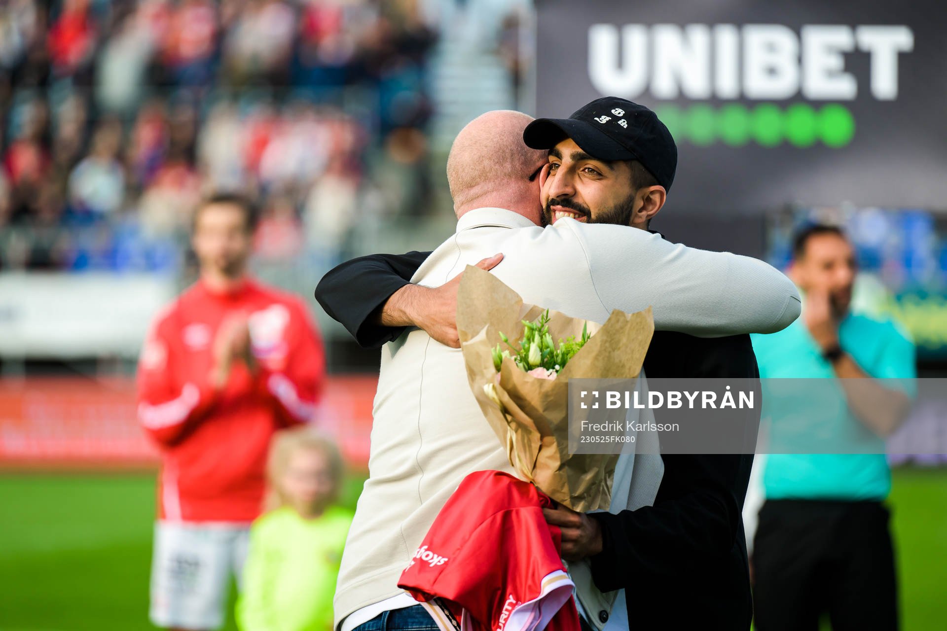 Degerfors sportchef Patrik Werner tackar av Sean Sabetkar