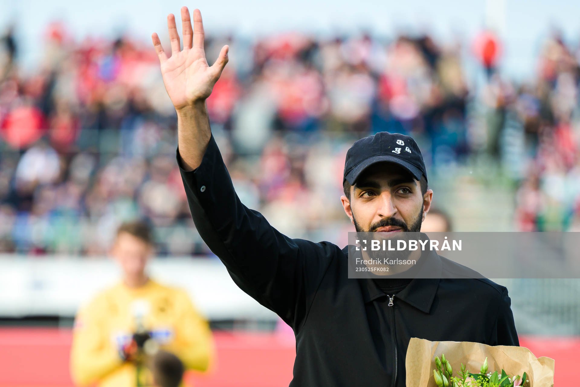 Degerfors sportchef Patrik Werner tackar av Sean Sabetkar