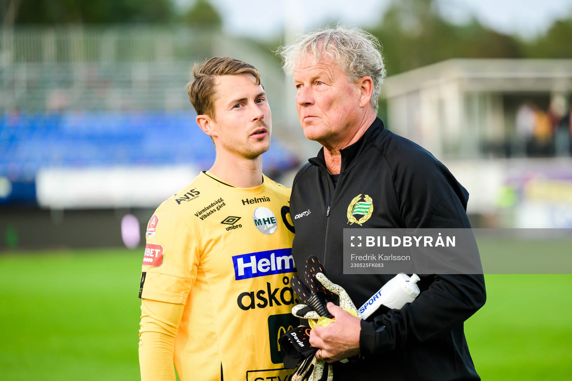 Degerfors målvakt Jonas Olsson i samtal med pappa