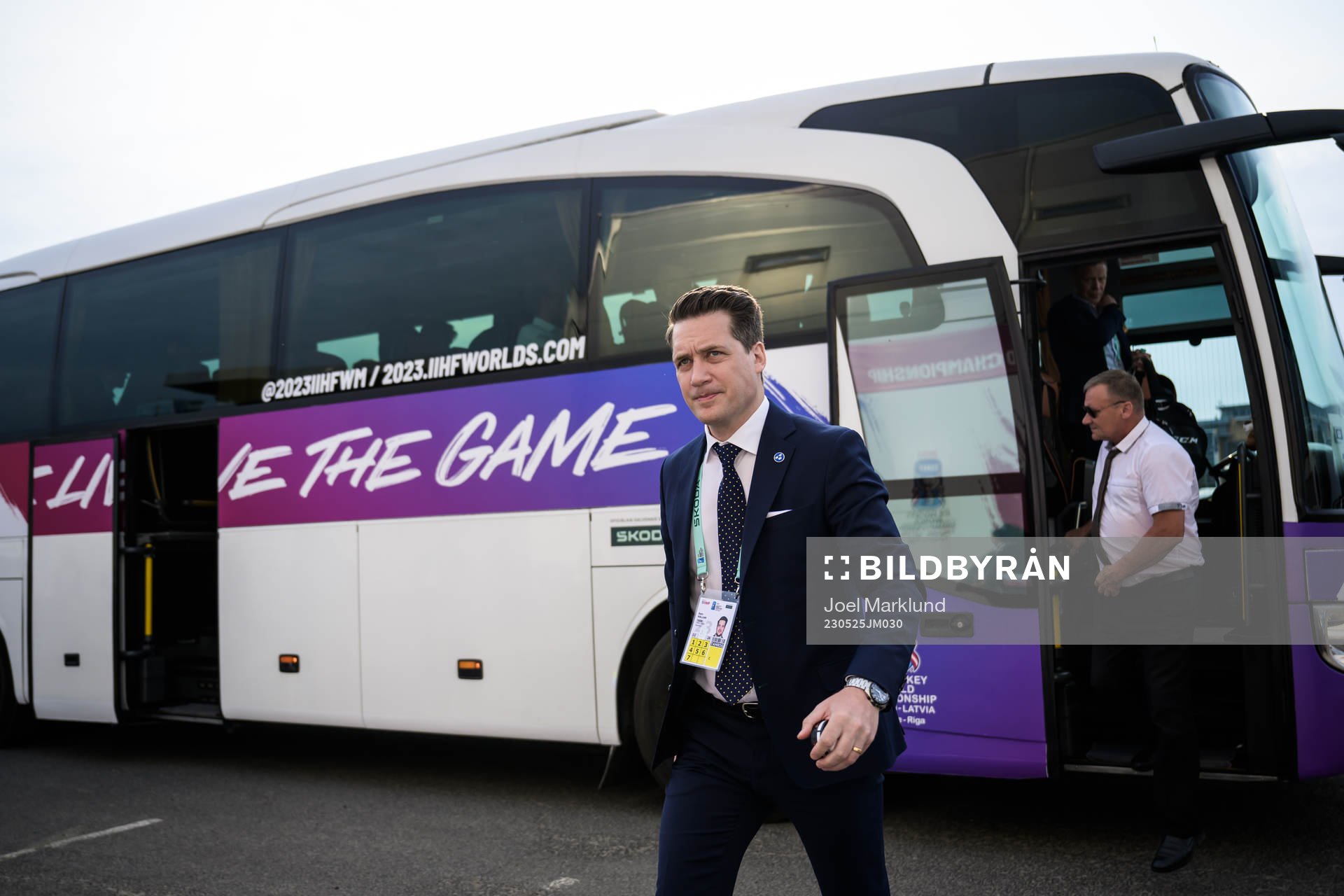 Head coach Sam Hallam of Sweden arrives to the arena for