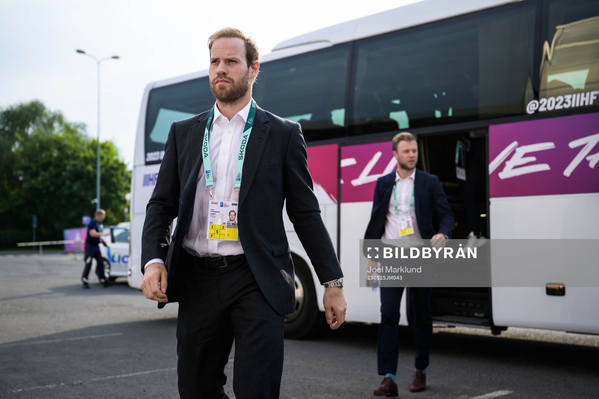 Oscar Lindberg of Sweden arrives to the arena for the 2023