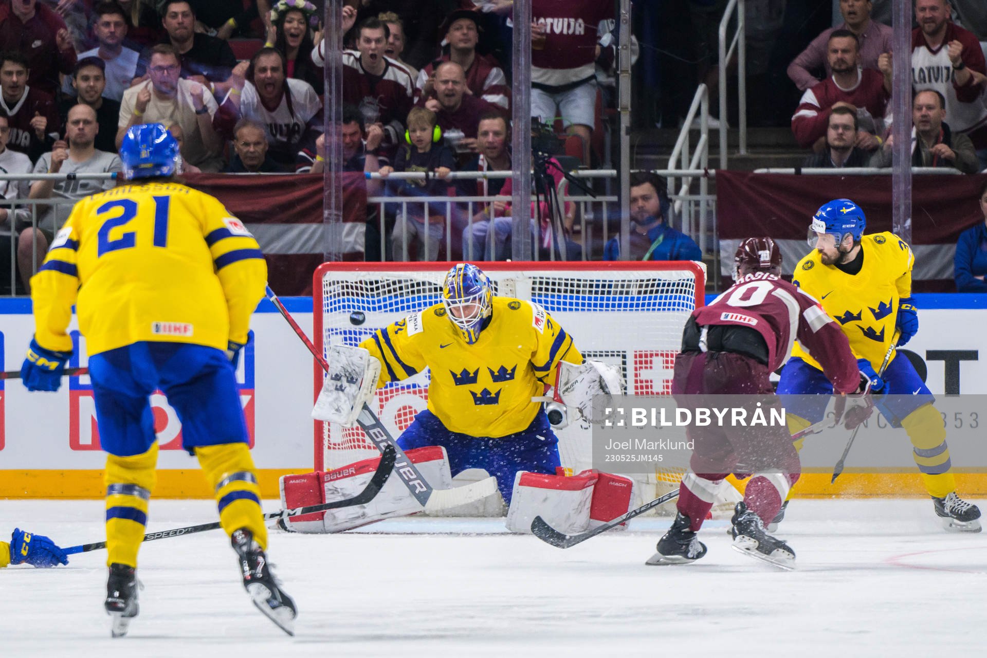 goaltender Lars Johansson of Sweden concedes 1-2 from Miks