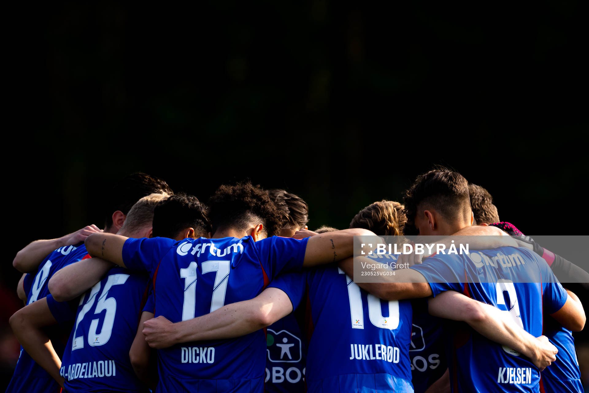Jacob Dicko and players of Vålerenga gather in a circle
